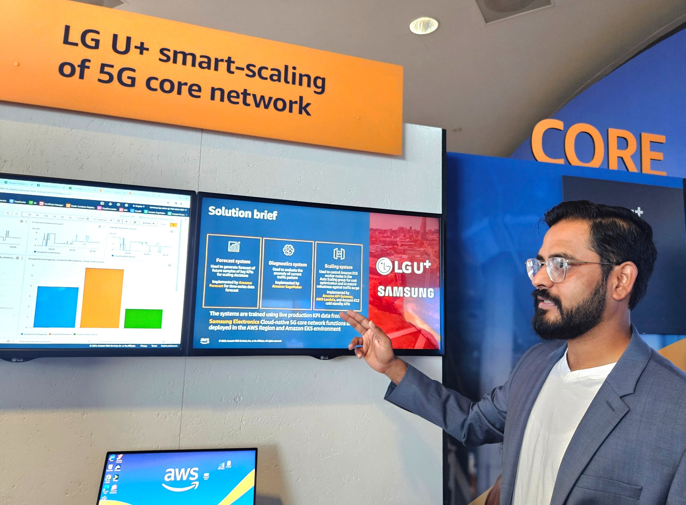 26일(현지시간) 스페인 바르셀로나에서 열린 모바일월드콩그레스 2024(MWC 2024) 내 AWS 전시관에서 엔지니어들이 자동화 기술을 소개하고 있다.