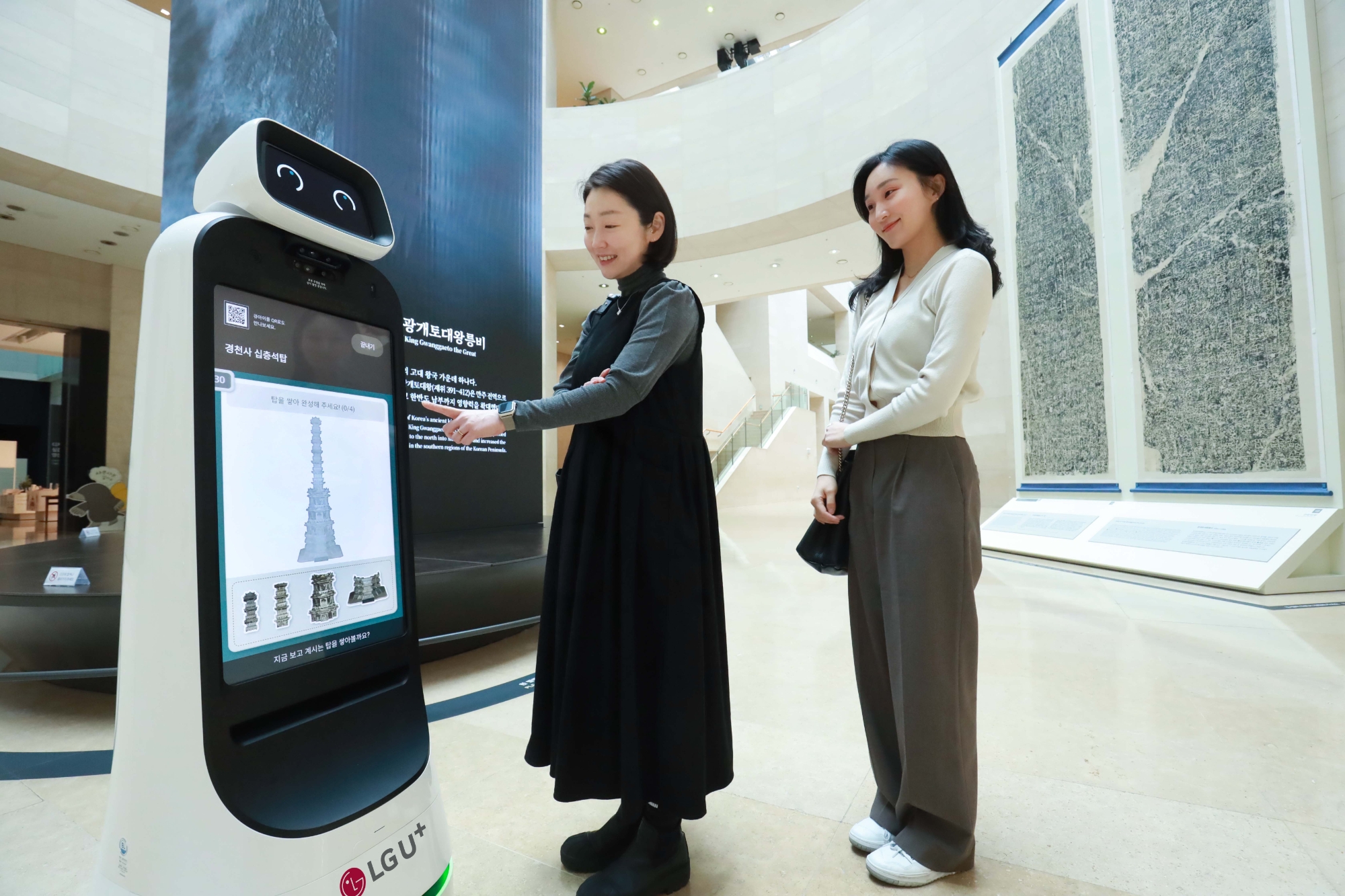 LG유플러스가‘U+안내로봇’과 ‘U+실내배송로봇’을 새롭게 출시해 로봇 사업 영역을 확장한다. 사진은 이촌동 소재 국립중앙박물관에서 U+안내로봇의 설명을 듣고 있는 LG유플러스 모델의 모습. / 사진제공=LG유플러스 