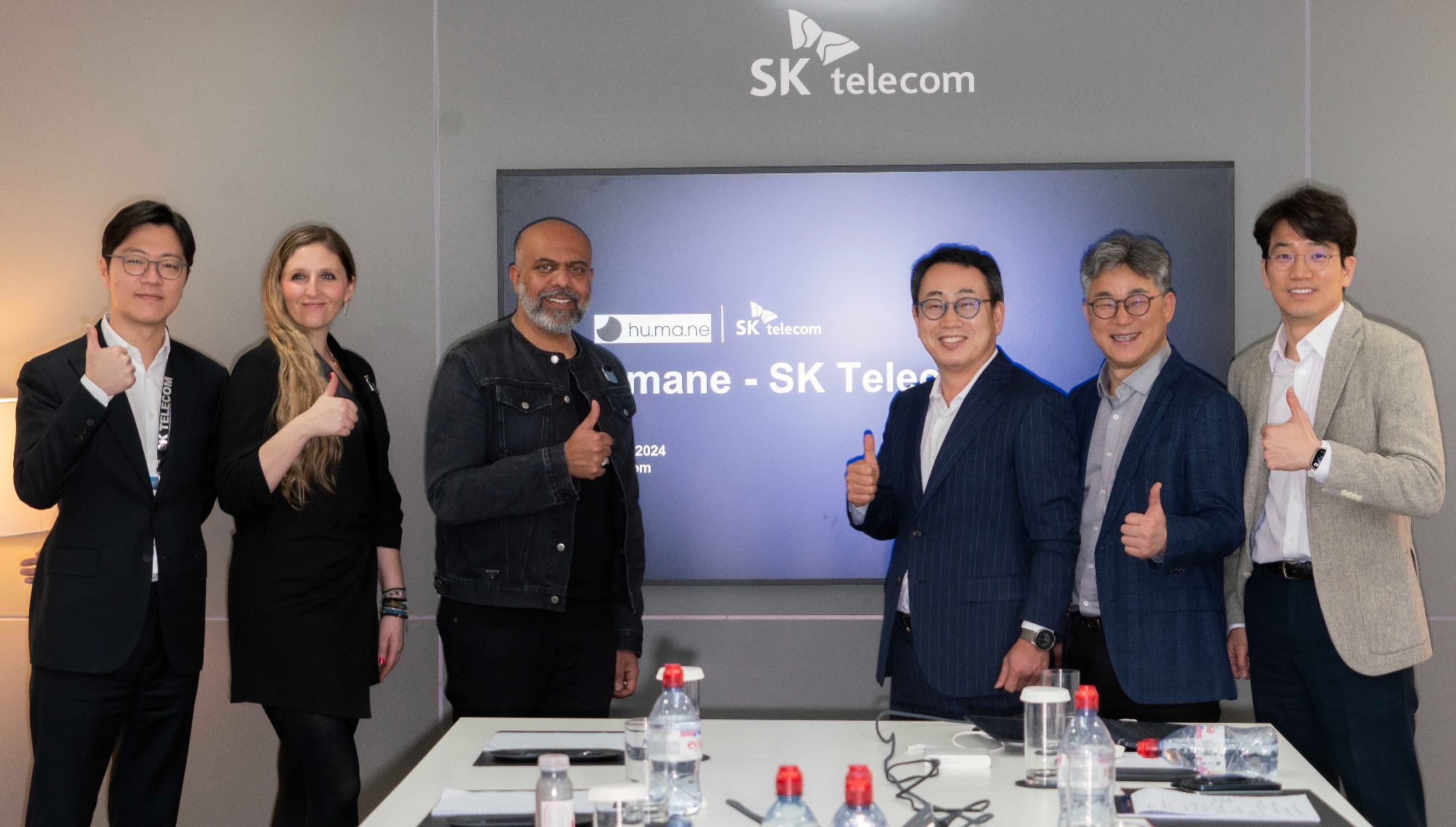 SK텔레콤은 MWC24에서 글로벌 시장에서 차세대 AI 기업으로 주목 받고 있는 휴메인, 퍼플렉시티 등과 PAA(개인형 AI비서) 사업 고도화를 위한 전략적 파트너십을 맺었다. 28일(현지시간) MWC24 전시장에서 유영상 SKT 사장(오른쪽에서 3번째)과 임란 쵸드리(Imran Chaudhri) 휴메인 대표(왼쪽에서 3번째)가 온디바이스(On-Device) AI 협력을 위한 MOU 체결 후 기념 촬영하는 모습. / 사진제공=SK텔레콤