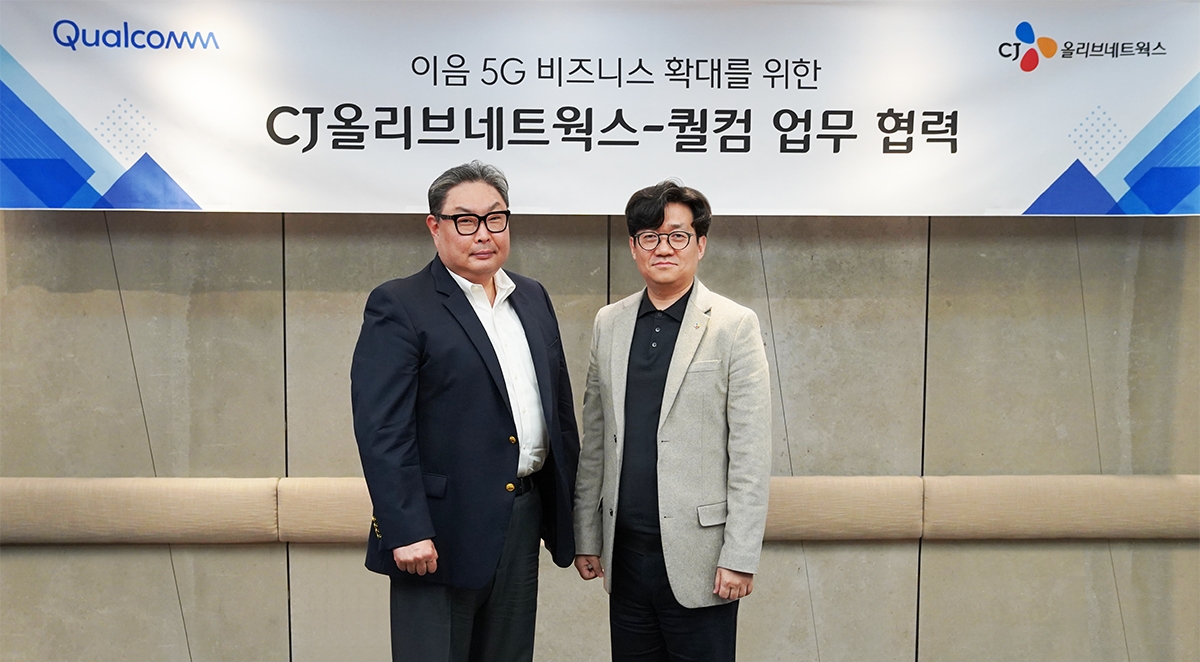 CJ올리브네트웍스가 퀄컴과 이음5G 비즈니스 협력을 추진한다. 사진은 유인상 CJ올리브네트웍스 대표이사(오른쪽)와 권오형 퀄컴 본사 수석 부사장 겸 아태지역 총괄 사장(왼쪽). / 사진제공=CJ올리브네트웍스