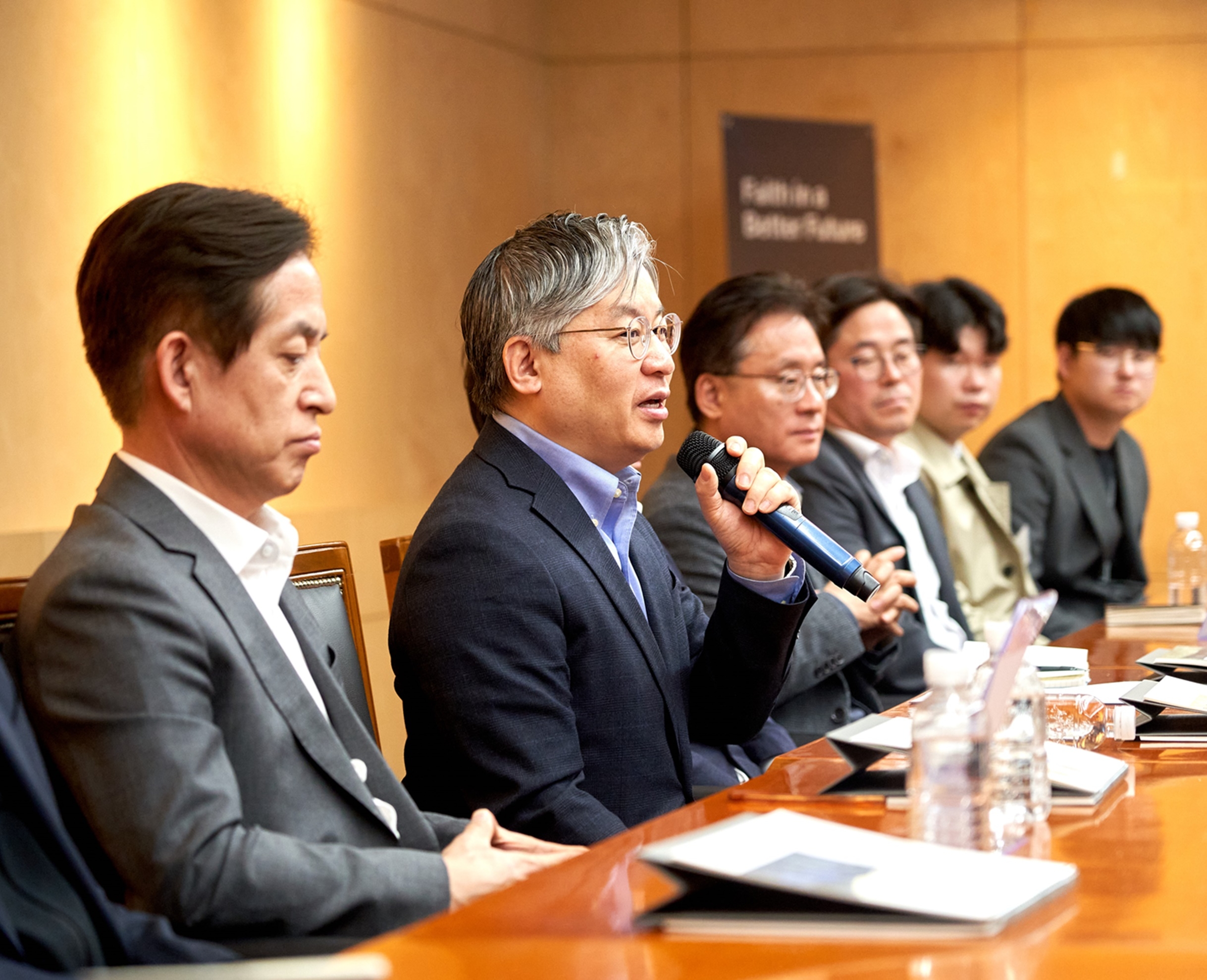 사진 왼쪽에서 두 번째 최익훈 HDC현대산업개발 대표이사 / 사진제공=HDC현대산업개발