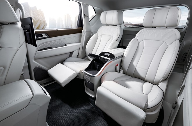 KG모빌리티, 렉스턴 써밋 출시...2열 모니터·독립시트 장착