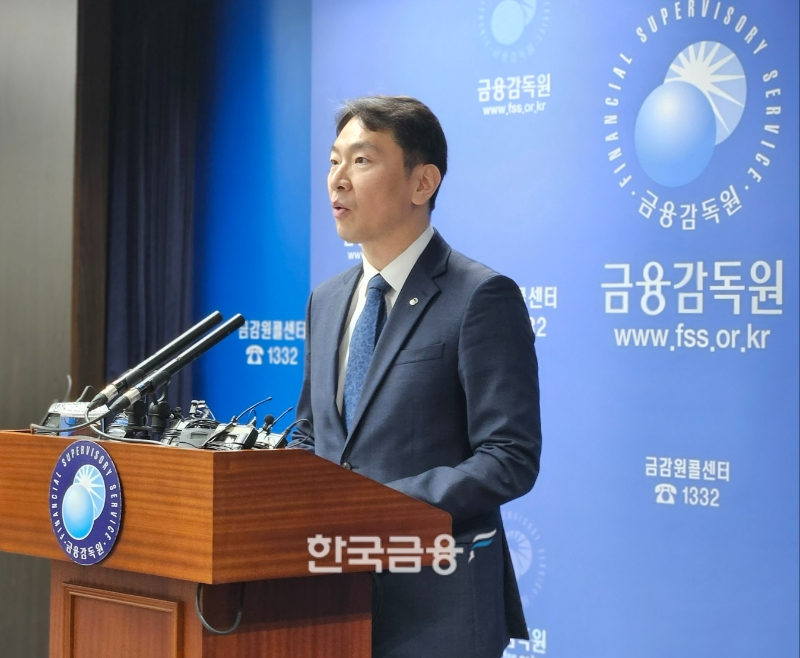 이복현 금융감독원장이 11일 여의도 금감원 본원에서 홍콩 H지수 기초 패상결합증권(ELS) 대규모 손실 관련 검사결과와 분쟁조정기준을 발표하고 있다. (2024.03.11) /사진=신혜주 기자