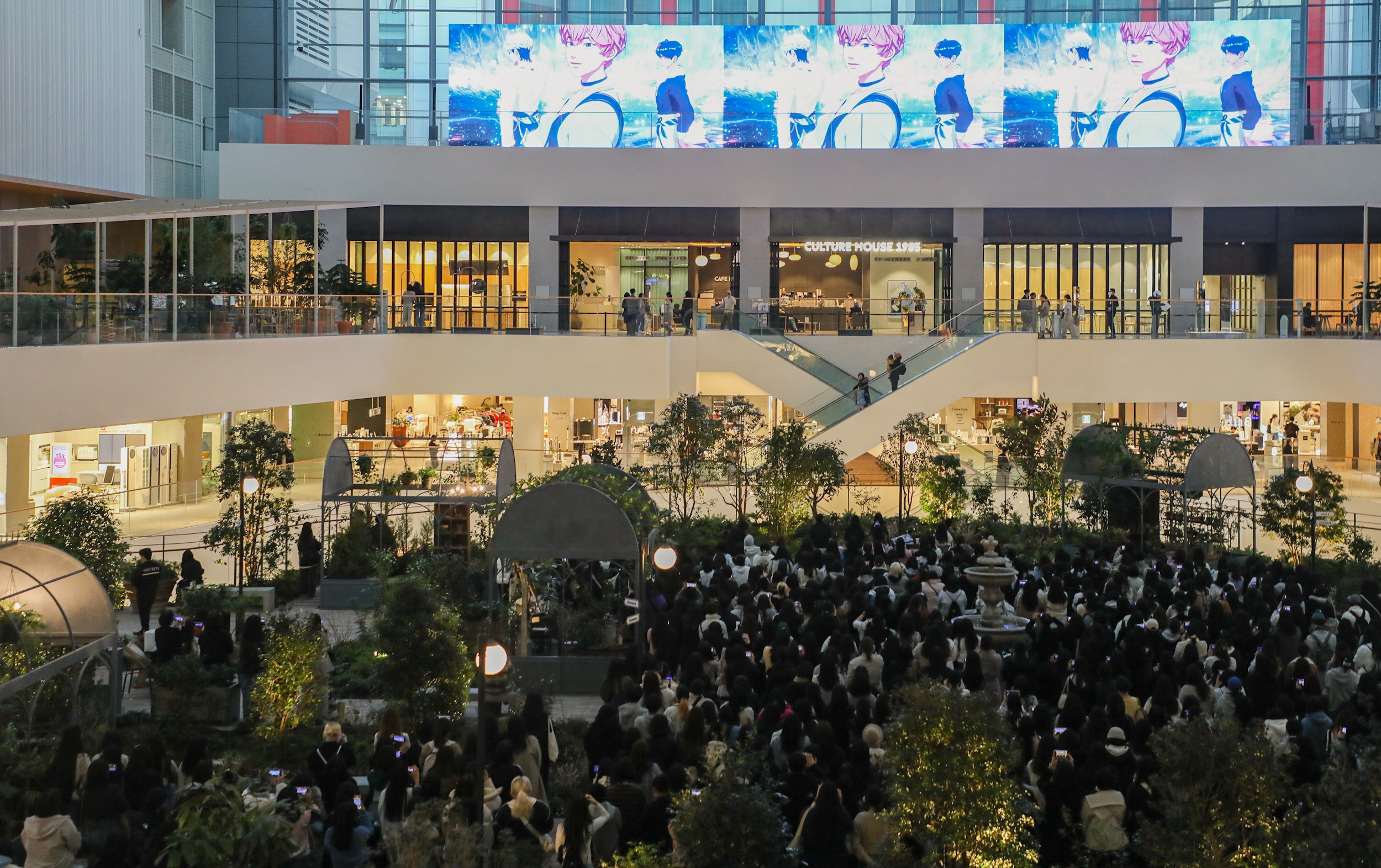 더현대서울에서 열린 버추얼 아이돌 플레이브 콘서트. /사진제공=현대백화점 