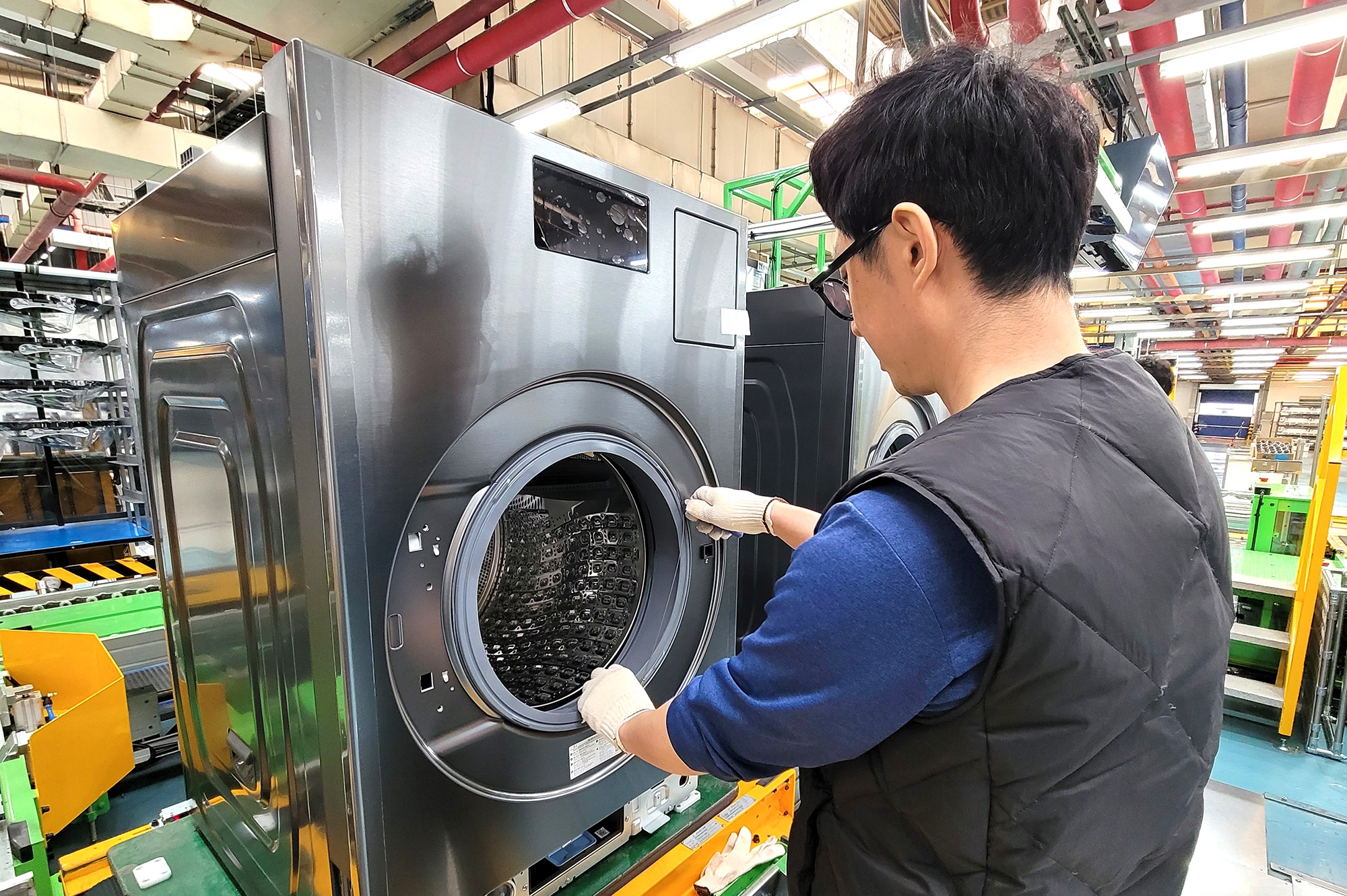 광주광역시 광산구 삼성전자 광주사업장에서 직원이 비스포크 AI 콤보를 조립하고 있다./사진 = 삼성전자