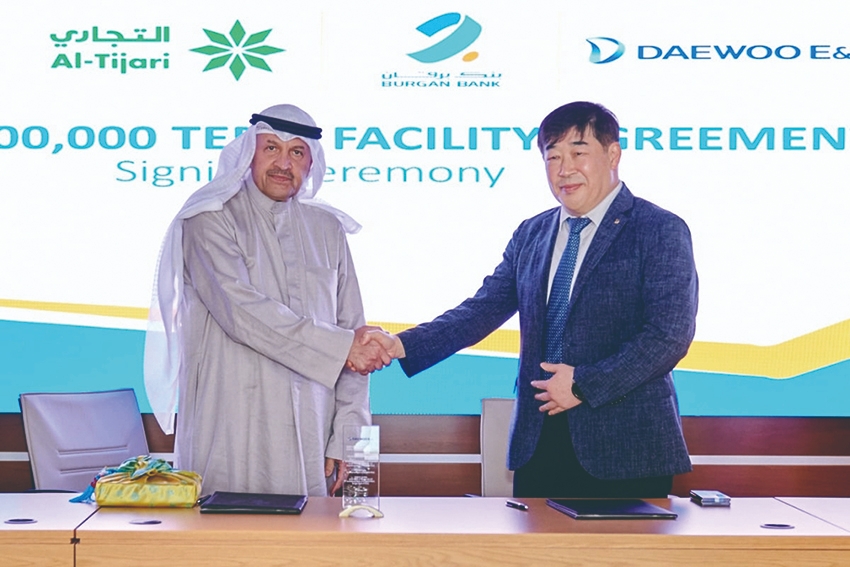 ▲ 대우건설 이용희 재무관리본부장(오른쪽)과 쿠웨이트 ABK의 그룹 CEO 대행 압둘라 알 수마이트(Abdulla M. Al Sumait)가 악수하고 있다. 사진제공 = 대우건설