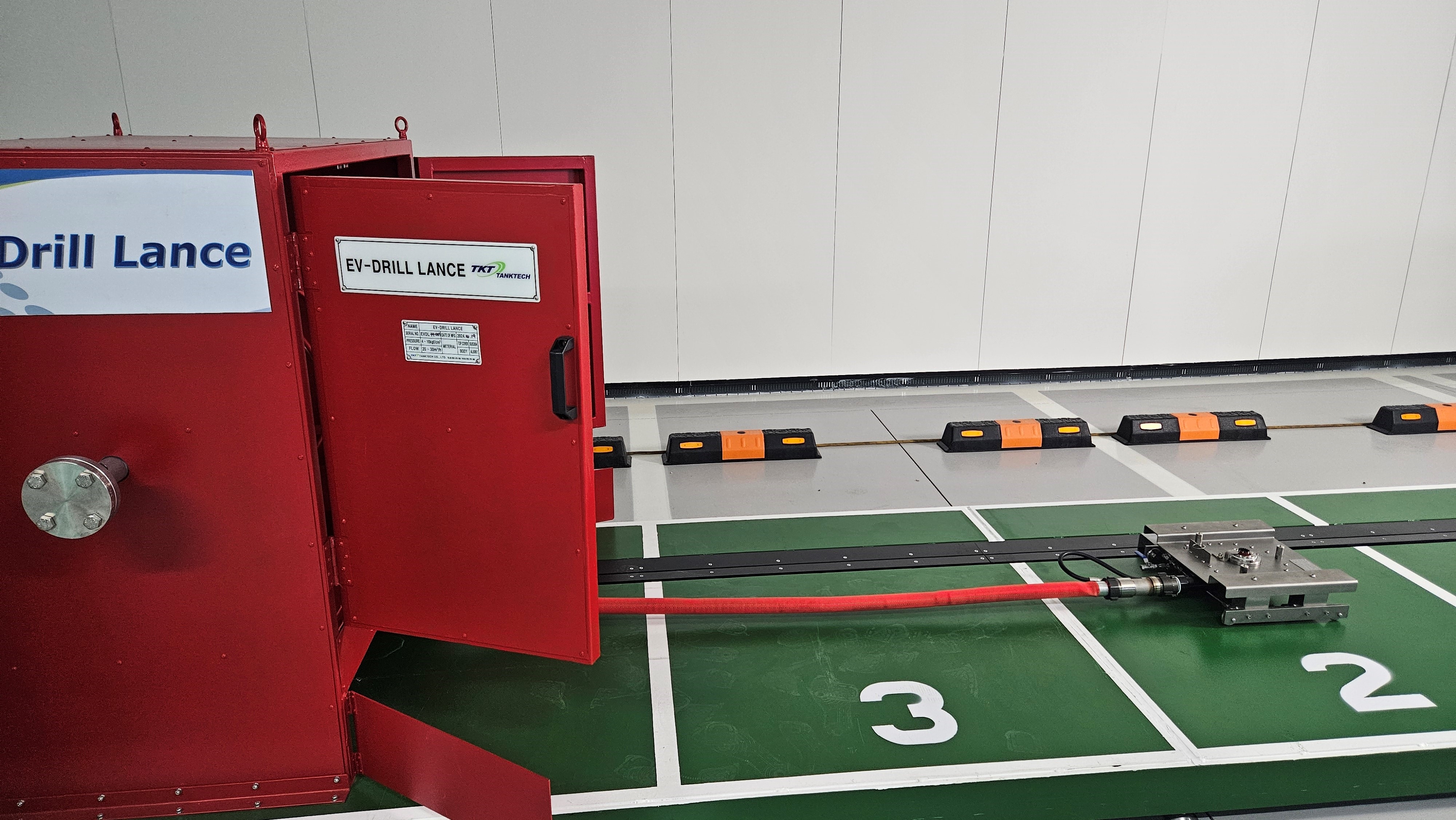 DL이앤씨가 중소기업 탱크테크와 함께 세계 최초로 개발한 ‘건물용 전기차 화재진압 시스템’ 작동 모습./사진제공=DL이앤씨