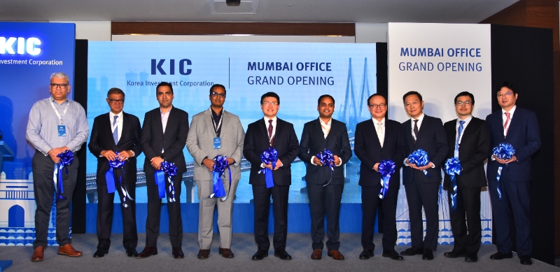 2일 인도 뭄바이 지오컨벤션센터에서 열린 KIC 뭄바이 사무소 개소식에서 참석자들이 기념 촬영을 하고 있다. 사진 왼쪽부터 아밋 마투르(Amit Mathur) 싱가포르투자청(GIC) 인도 매니징디렉터, 산지브 아가르왈(Sanjiv Aggarwal) 인도 국영투자인프라펀드(NIIF) 최고경영자, 디팍 다라(Deepak Dara) 캐나다 온타리오교직원연금(OTTP) 인도사무소장, 수지트 고빈다라주(Sujeet Govindaraju) 캐나다연금투자위원회(CPPIB) 인도사무소장, 진승호 한국투자공사(KIC) 사장, 니라즈 쿠마르(Neeraj Kumar) 인도 재무부 조인트디렉터, 김영옥 주뭄바이총영사, 김종호 KIC 미래전략본부장, 이승걸 KIC 대체투자본부장, 정수용 KIC 싱가포르지사장. / 사진제공= KIC(한국투자공사)(2024.04)