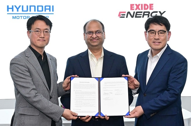 (왼쪽부터) 현대차∙기아 전동화부품구매사업부 정덕교 상무, 엑사이드 에너지 CEO 만다르 브이 데오, 현대차∙기아 R&D본부장 양희원 사장. 사진제공=현대차.