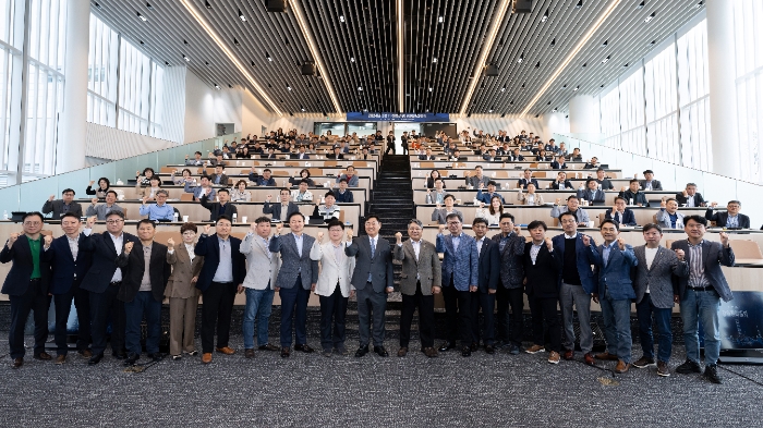 전북은행이 지난 9일 JB금융그룹 아우름캠퍼스에서 2분기 경영전략회의를 진행했다. 백종일 전북은행장(첫째 줄 오른쪽에서 아홉 번째)이 임직원들과 사진 촬영을 하고 있다. /사진제공=전북은행