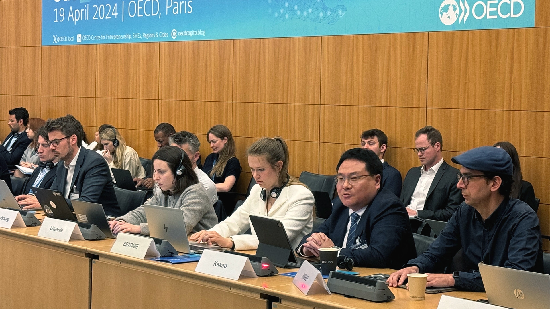 지난 19일 열린 OECD D4SME 회의에서 발언 중인, 박윤석 카카오 동반성장 성과리더 (오른쪽에서 두 번째). / 사진제공=카카오