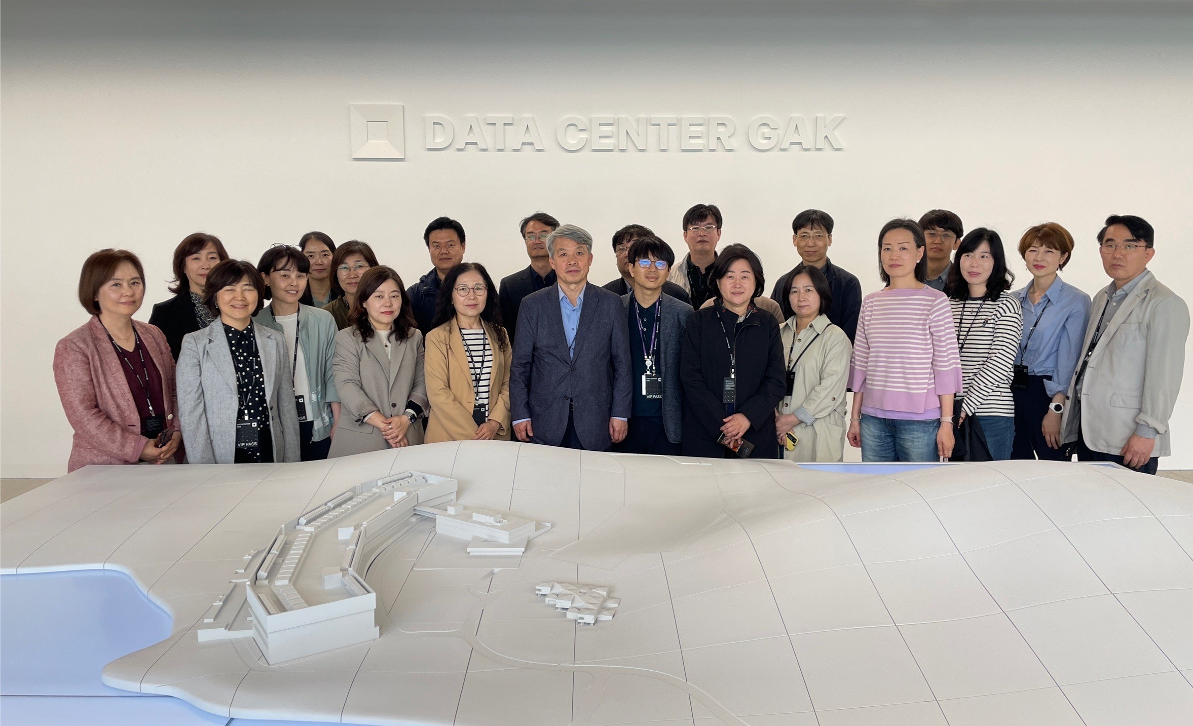 김석진 한국지역정보개발원 부원장(앞줄 왼쪽에서 5번째)을 비롯한 참석자들이 ‘제1차 지역정보화 실무네트워크’에서 기념촬영을 하고 있다./사진제공=한국지역정보개발원