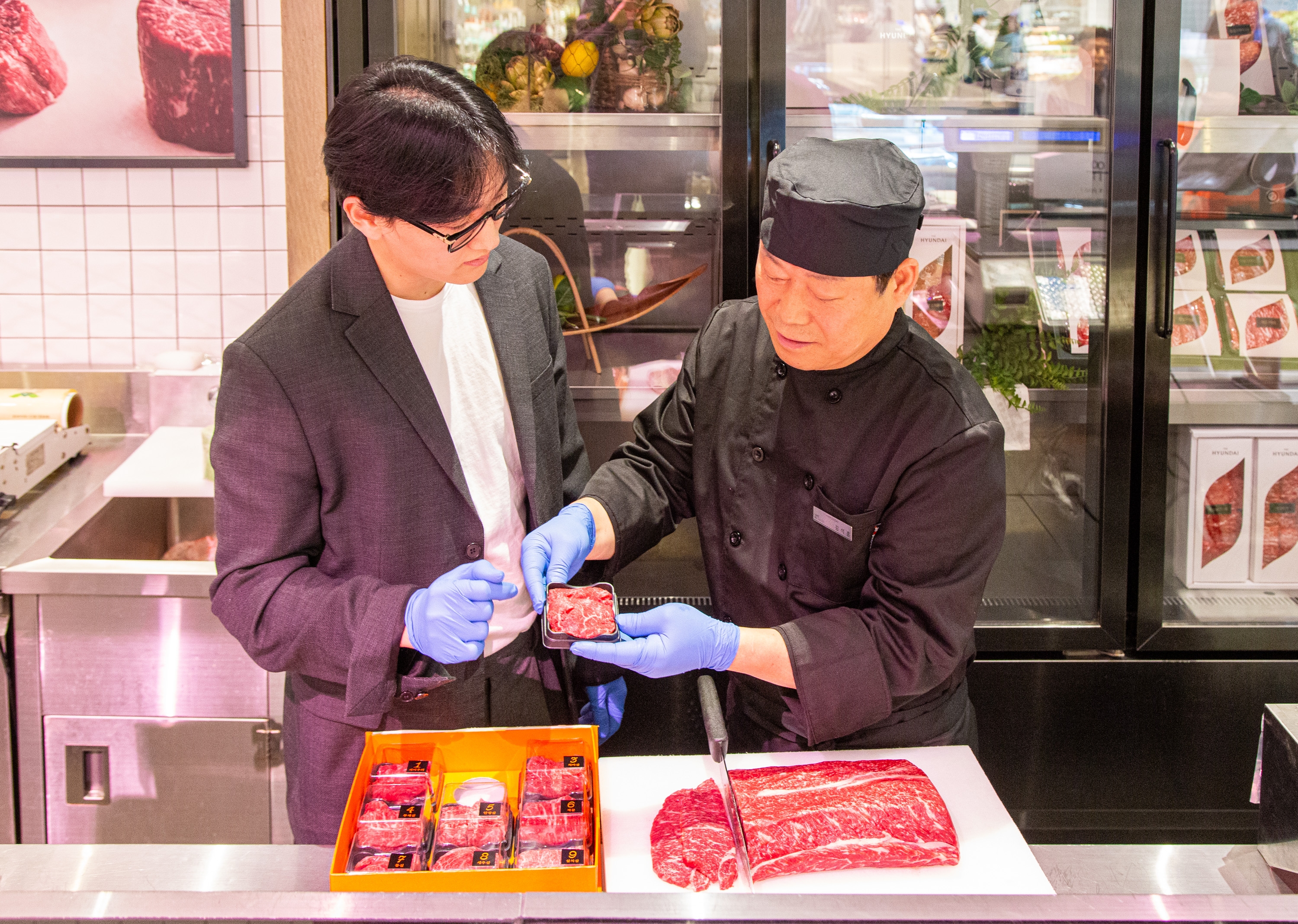 현대그린푸드 김석홍 미트 마스터와 강우재 현대백화점 축산 바이어가 '미트 샘플러'를 제작하는 모습. /사진제공=현대백화점