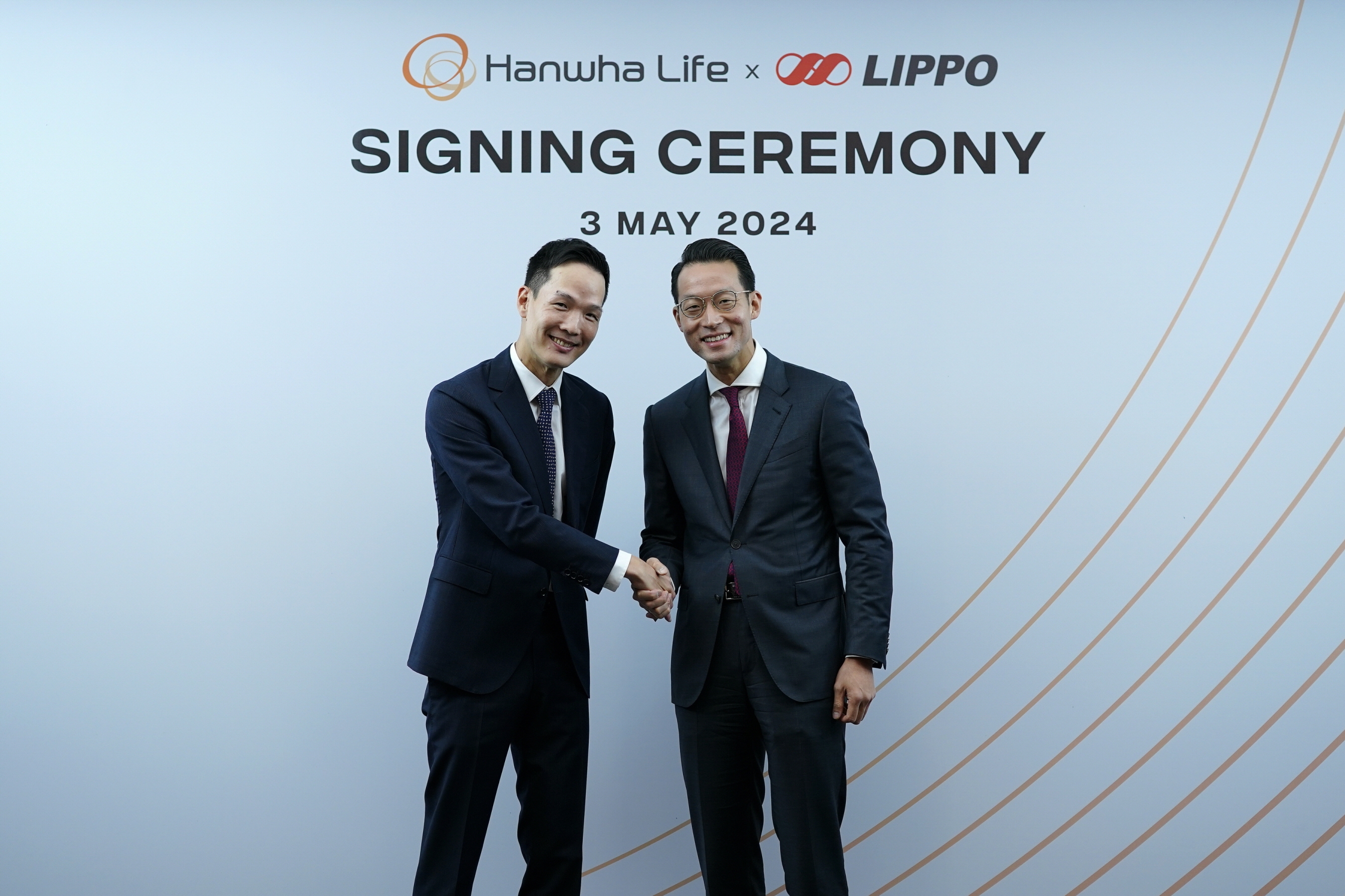 김동원 한화생명 CGO 사장(사진 왼쪽)과 리포그룹 존 리아디(John Riady) 대표(사진 오른쪽)가 행사 후 악수를 하며 기념촬영을 하고 있다.(2024.05.06.)./사진제공=한화생명
