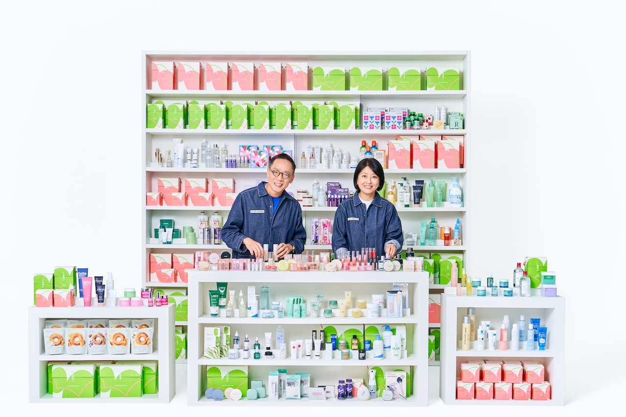 정태영 현대카드 대표이사 부회장(왼쪽)과 이선정 올리브영 대표이사(오른쪽)가 파트너십 협약식에서 기념 촬영을 하고 있다.(2024.04.29.)/사진 제공 = 현대카드