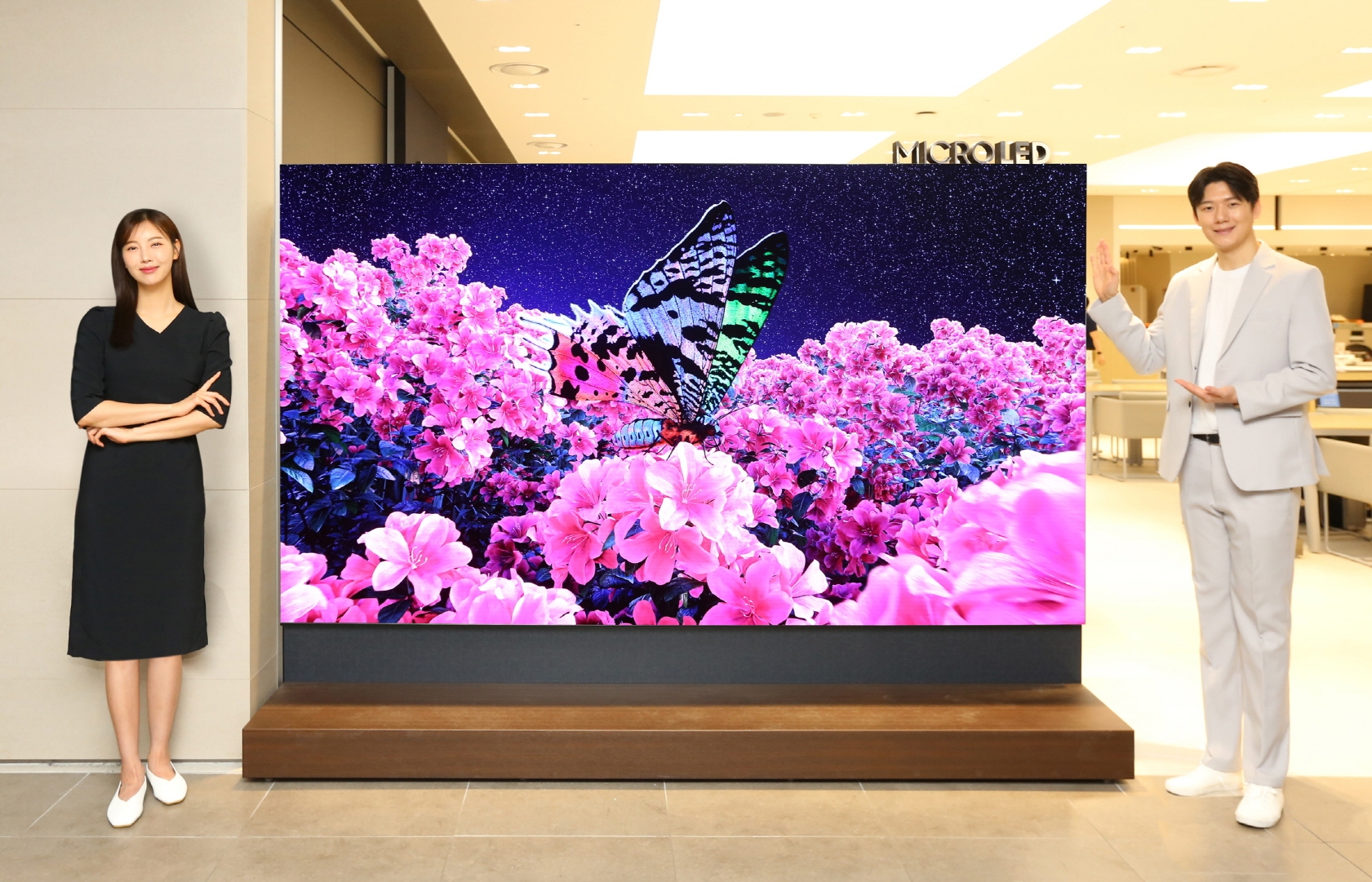 삼성전자가 국내 최대 국내 최대 크기인 114형 마이크로 LED TV를 공개했다./사진 = 삼성전자