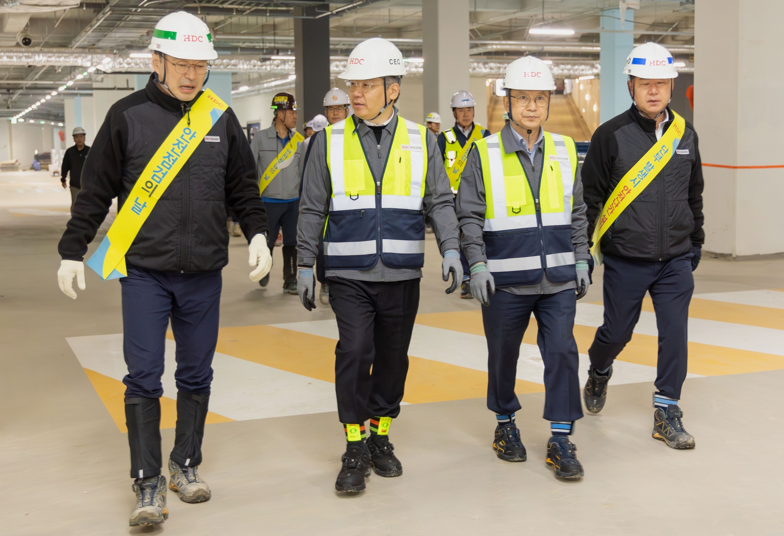 왼쪽부터 박준용 의왕초평지구 지식산업센터 현장소장, 최익훈 HDC현대산업개발 대표, 조태제 HDC현대산업개발 대표 / 사진제공=HDC현대산업개발