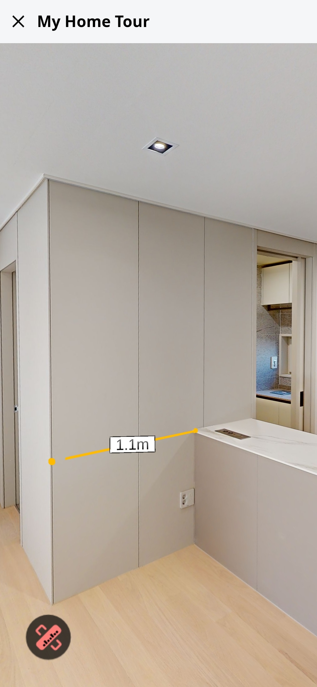 가구 배치를 위해 원하는 부위의 길이를 측정하는 모습/ 사진제공=삼성물산 건설부문