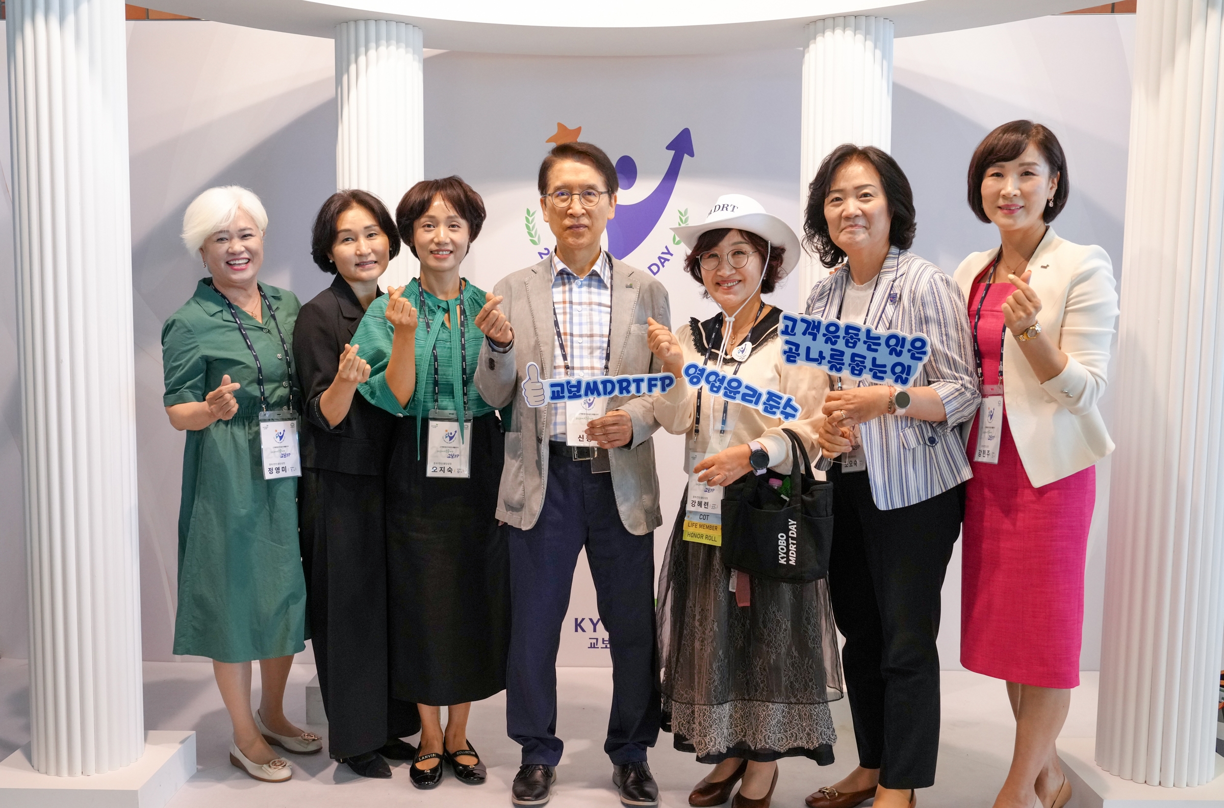 지난 14일 충남 천안 계성원에서 열린 '2024 교보 MDRT DAY'에서 신창재 교보생명 대표이사 겸 이사회 의장(가운데)이 교보 MDRT FP들과 기념촬영을 하고 있다.(2024.05.14.)./사진제공=교보생명