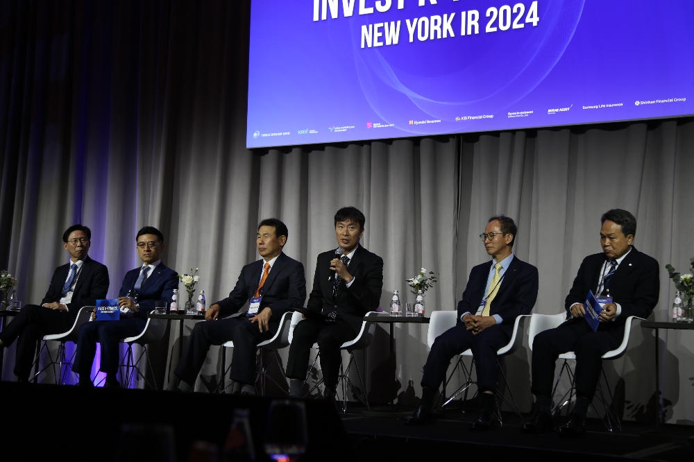 16일(현지시각) 뉴욕 투자설명회(IR) 모습. (왼쪽부터) 부산국제금융진흥원 이명호 원장, 삼성생명 홍원학 사장, 미래에셋증권 김미섭 대표이사, 칼라일그룹 하비 슈와츠(Harvey M. Schwartz) 대표이사, KB금융지주 양종희 회장, 주한뉴욕총영사관 김의환 총영사, 금융감독원 이복현 원장, 한국거래소 정은보 이사장, 서울특별시 강철원 정무부시장, 신한금융지주 진옥동 회장, 모건스탠리 다니엘 심코위츠(Daniel Simkowitz) 공동대표, 한국투자증권 김성환 대표이사, 현대해상 조용일 대표이사, JP모간 김기준 한국대표. / 사진제공= 금융감독원(2024.05.19)