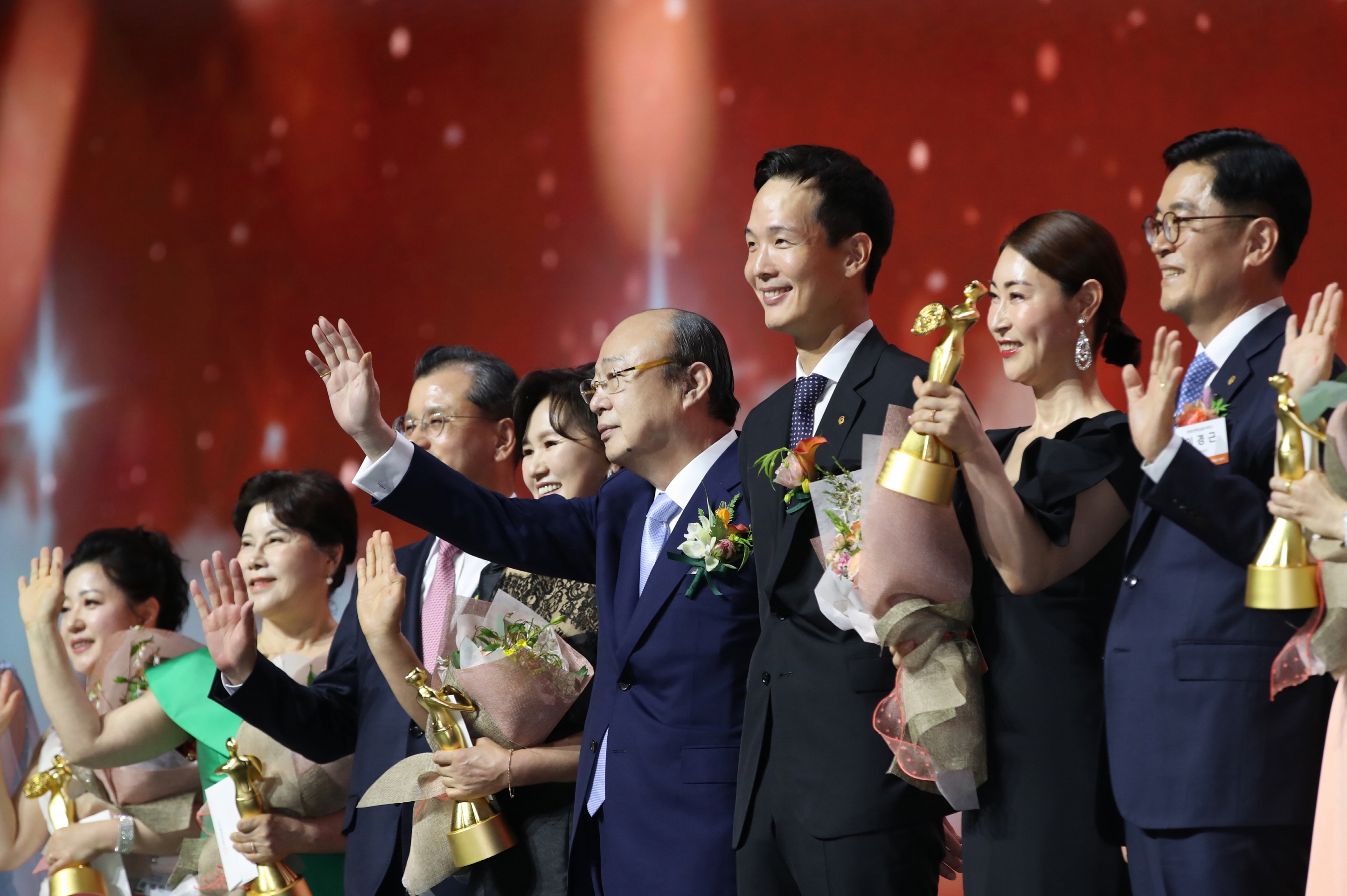 김승연 한화그룹 회장(사진 왼쪽에서 다섯번째)이 한화생명금융서비스 연도대상 시상식에서 행사에 참석한 FP들의 환호에 손을 흔들며 인사하는 모습.(2024.05.17.)./사진제공=한화생명