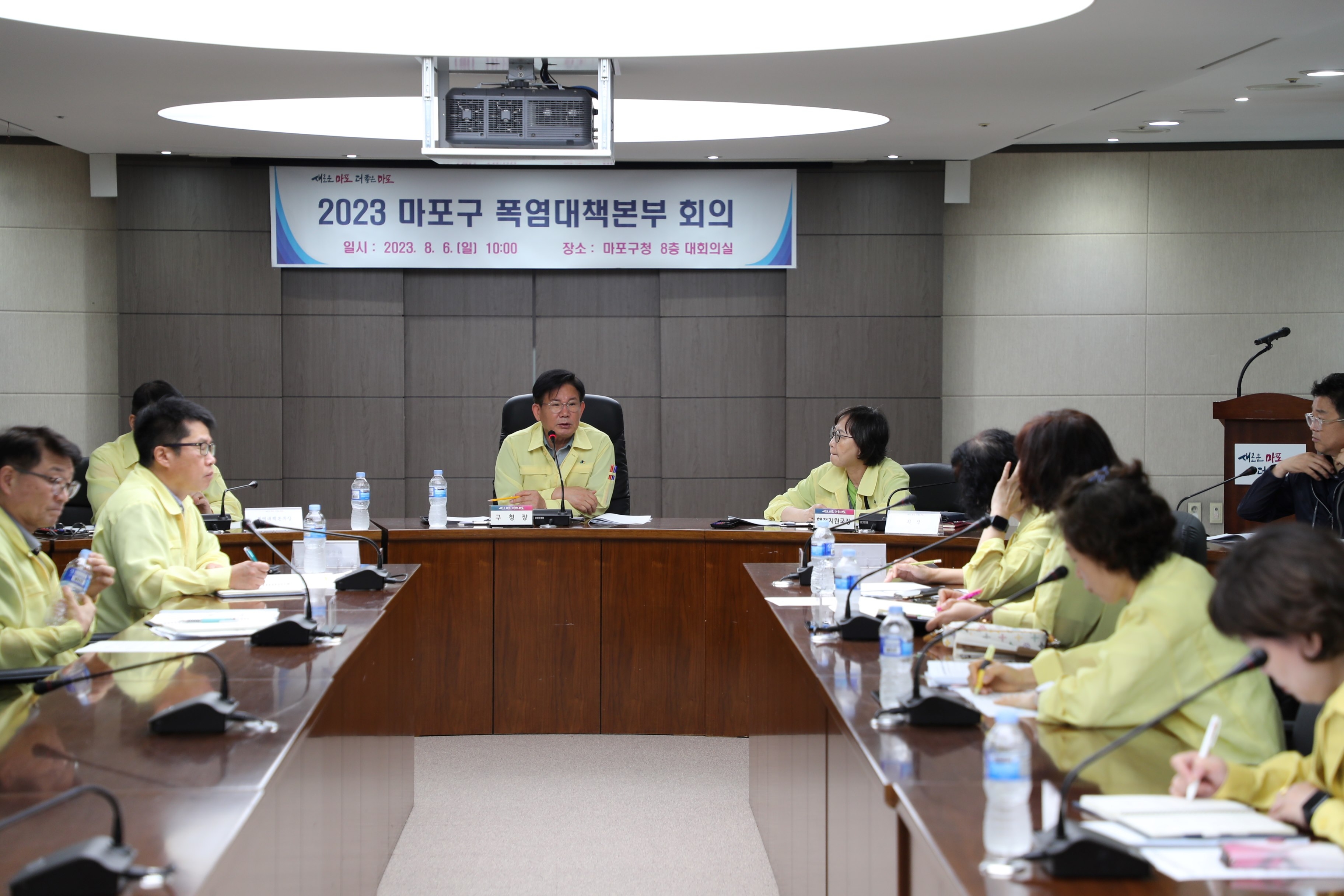 박강수 마포구청장이 폭염대책본부를 지휘하는 모습./사진제공=마포구