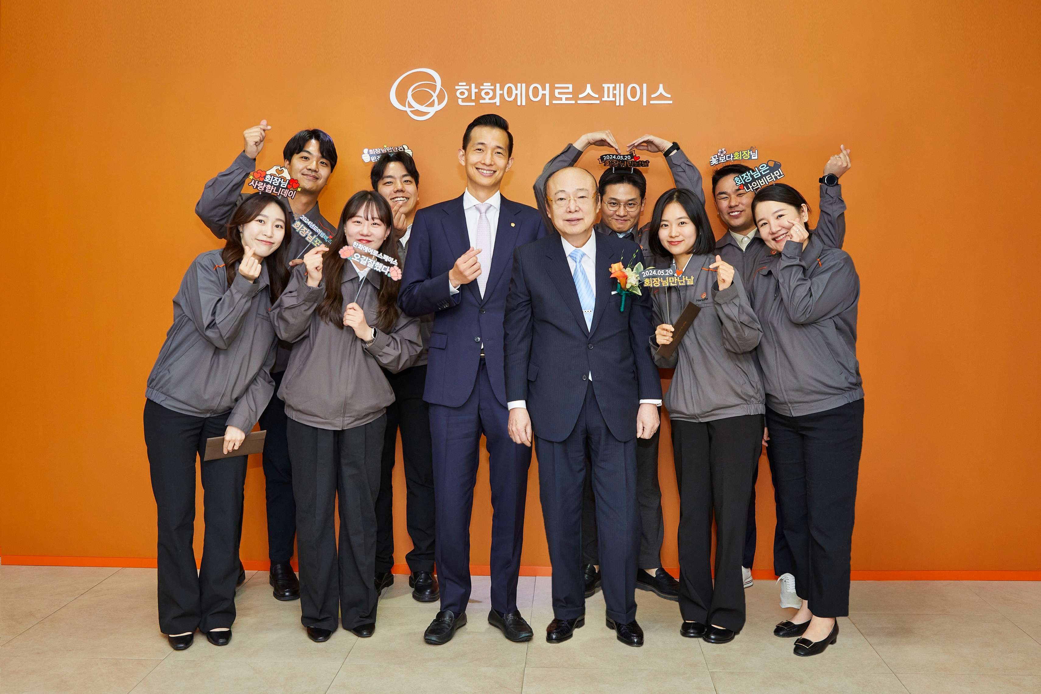 김승연 한화그룹 회장과 장남 김동관 부회장이 한화에어로스페이스 직원들과 기념촬영을 하고 있다./사진 = 한화