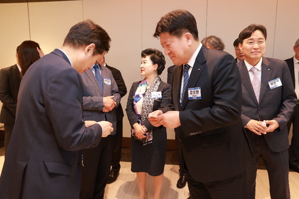 김주현 금융위원장과 김성한 DGB생명 대표가 인사를 나누고 있다./사진=한국금융신문