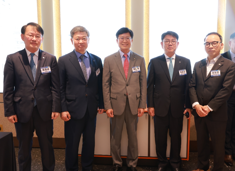 (왼쪽부터) 최유삼 신용정보원장, 허창언 보험개발원장, 박종석 금융결제원장, 정운진 신한캐피탈 대표, 이현경 미래에셋자산운용 AI금융공학운용 부문 대표가 기념촬영을 하고 있다./사진=한국금융신문