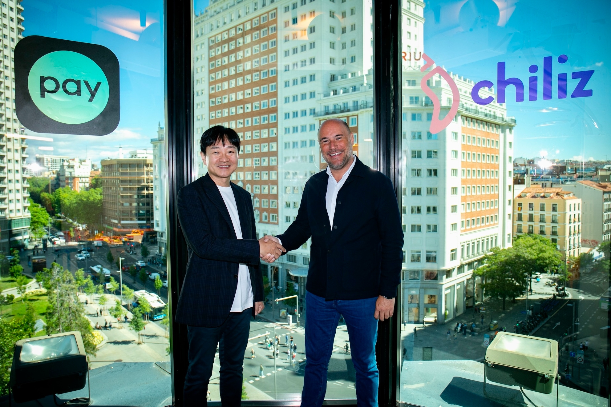 박상진 네이버페이 대표(왼쪽)와 알렉산드레 드레이푸스 칠리즈 대표(오른쪽)가 스페인 마드리드의 칠리즈 지사에서 사업 제휴 방안 논의 후 기념 촬영을 하고 있다.(2024.05.21.)/사진 제공 = 네이버페이