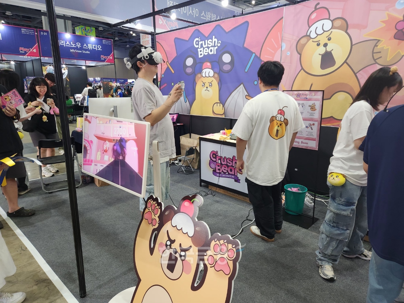 VR 게임을 체험하고 있는 참관객. / 사진=김재훈 기자