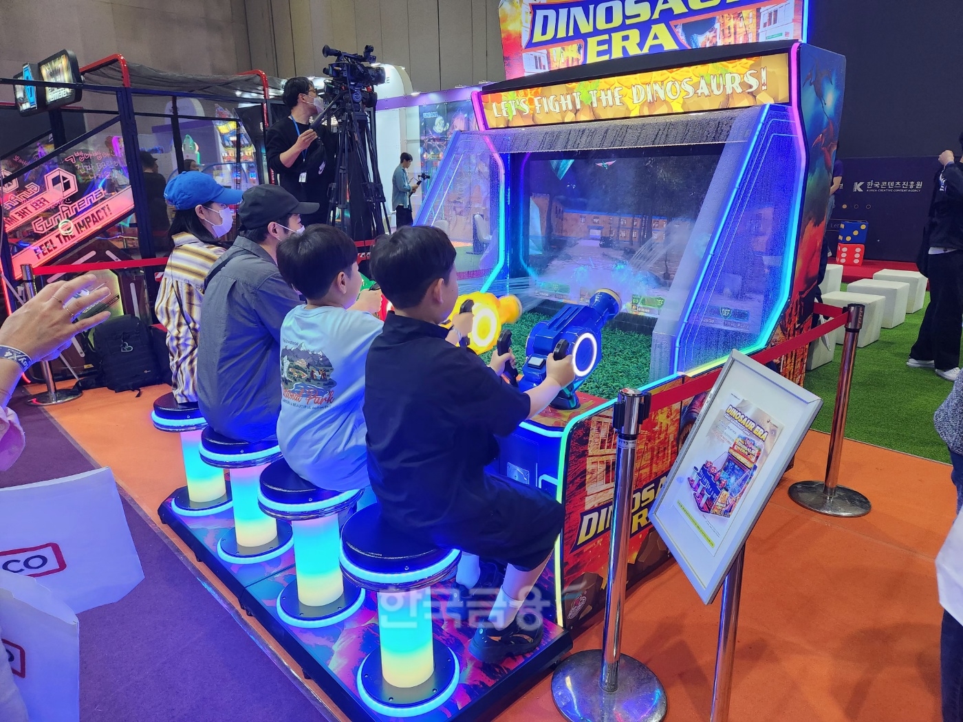 플레이엑스 2024 아케이드존에서 게임을 즐기고 있는 일가족. / 사진=김재훈 기자