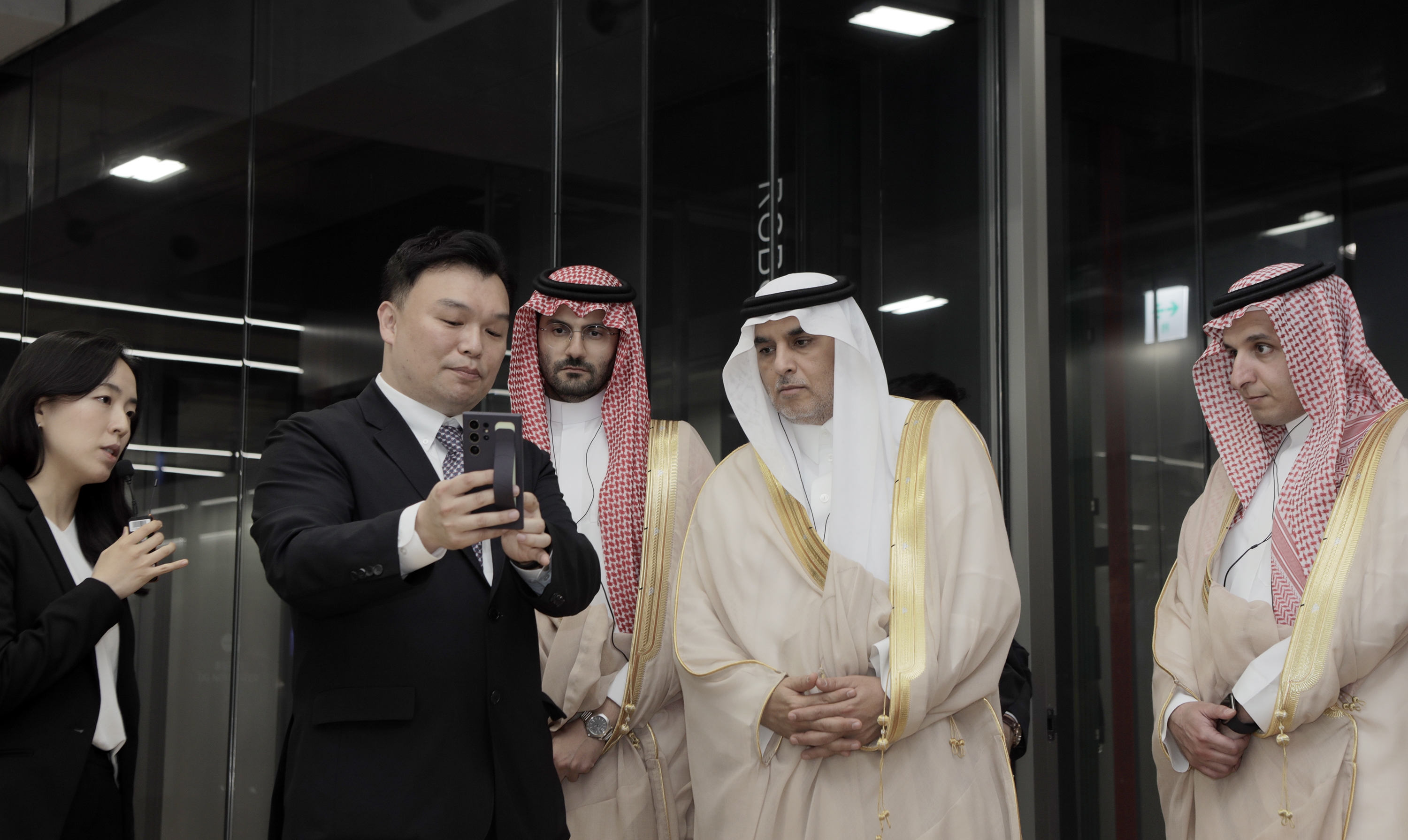 23일 네이버 1784에 방문한 사우디아라비아 데이터인공지능청(SDAIA) 압둘라 알감디 청장 일행이 1784에 적용된 디지털 트윈 기반의 AR서비스를 체험하고 있다. / 사진=네이버