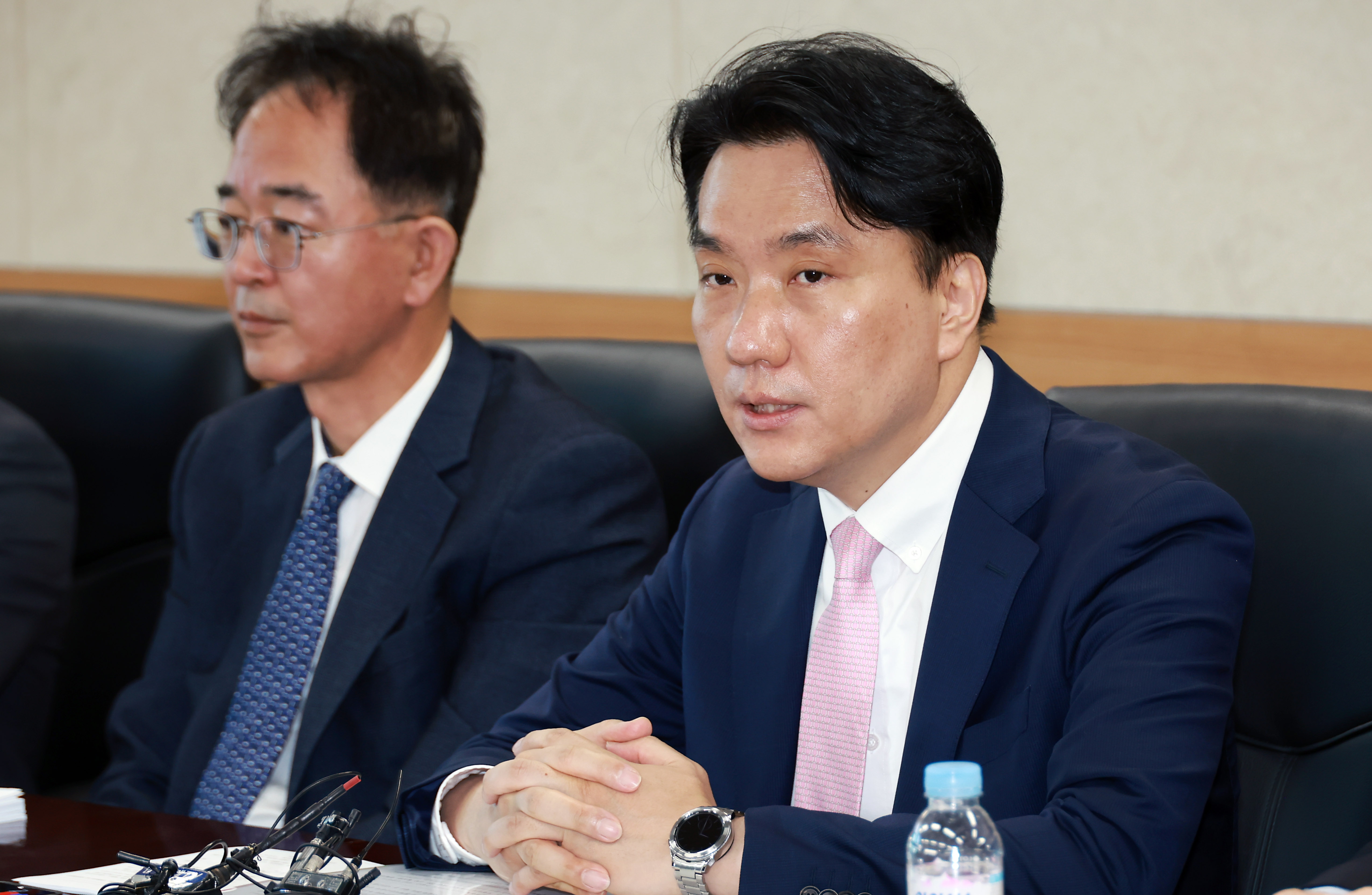 이형주 금융위원회 상임위원(사진 오른쪽)이 28일 오전 서울 종로구 정부서울청사에서 서민·자영업자 개선방안 마련을 위해 개최한 서민, 자영업자 지원방안 마련 TF 1차 회의를 주재하고 있다./ 사진 = 금융위원회