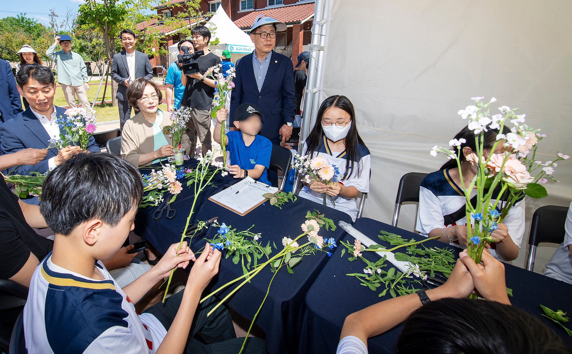 박희영 용산구청장이 아이들과 함께 플로리스트 체험을 하는 모습./사진제공=용산구