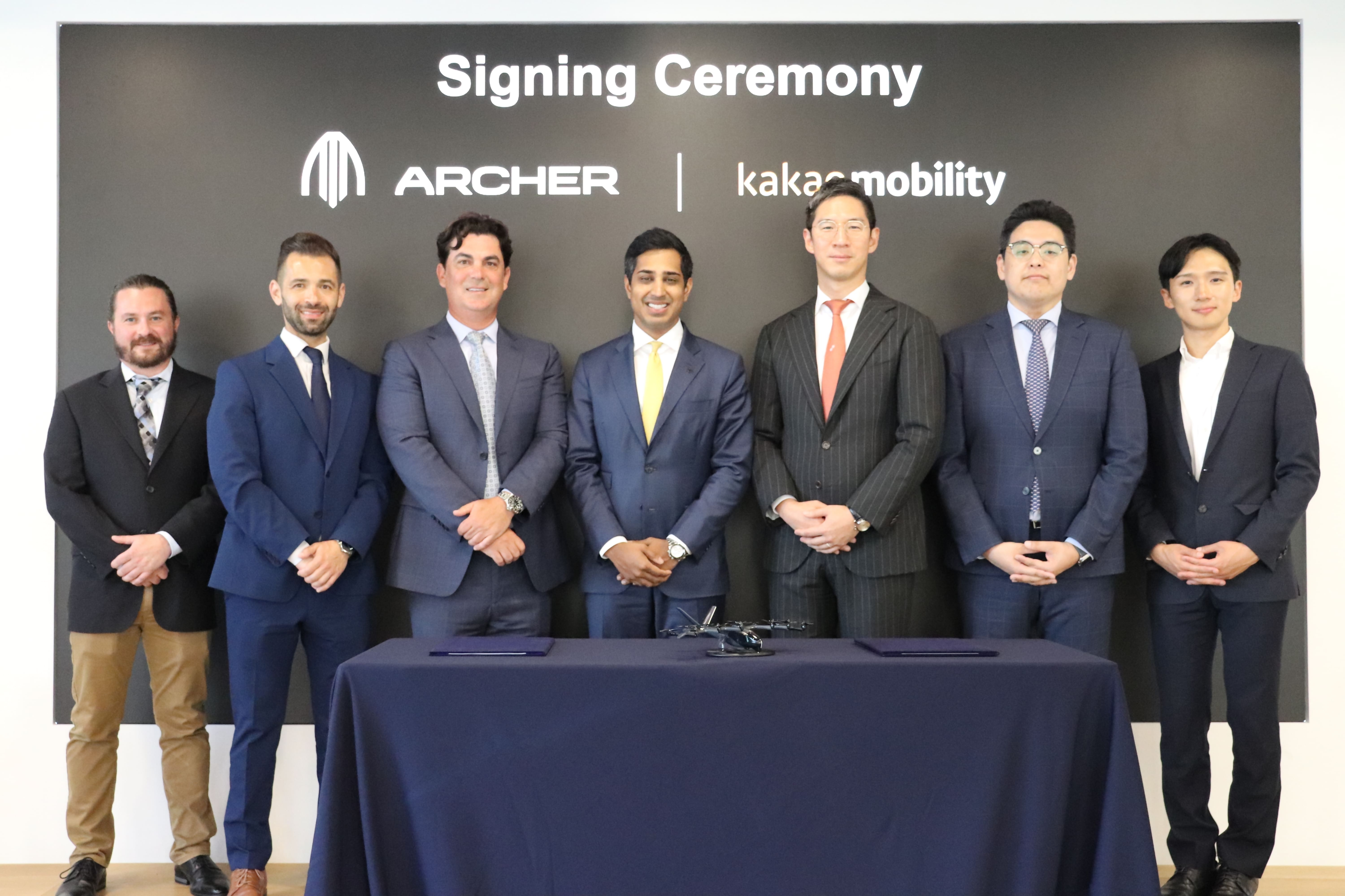 장성욱 카카오모빌리티 미래이동연구소장(우측 세번째)과 니킬 고엘 아처 CCO(좌측 네번째) 등 주요 관계자들이 지난 28일 카카오모빌리티 판교 사옥에서 한국형 UAM 서비스 상용화를 위한 협약식에 참석해 사진 촬영을 하고 있다. / 사진=카카오모빌리티