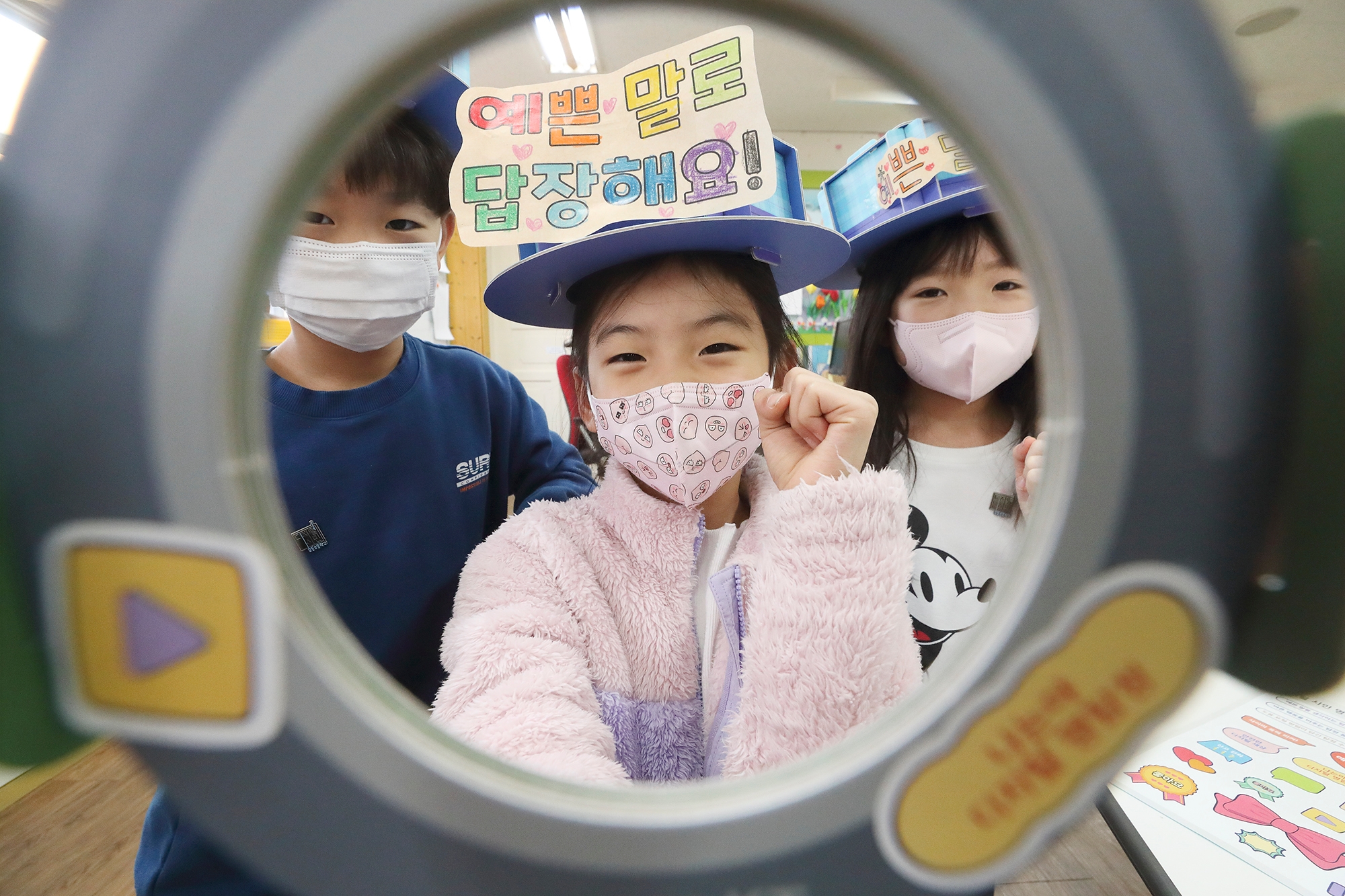 KT가 지난 30일 스위스 제네바에서 열린 ‘2024 WSIS Prize’에서 ‘KT 디지털시민' 프로젝트로 정보사회 윤리적 차원 부문 Champion을 수상했다고 31일 밝혔다. 사진은 2023년 1월 수원시 효동초등학교에서 저학년 학생들이 디지털 시민 수업에 참여하는 모습. / 사진=KT