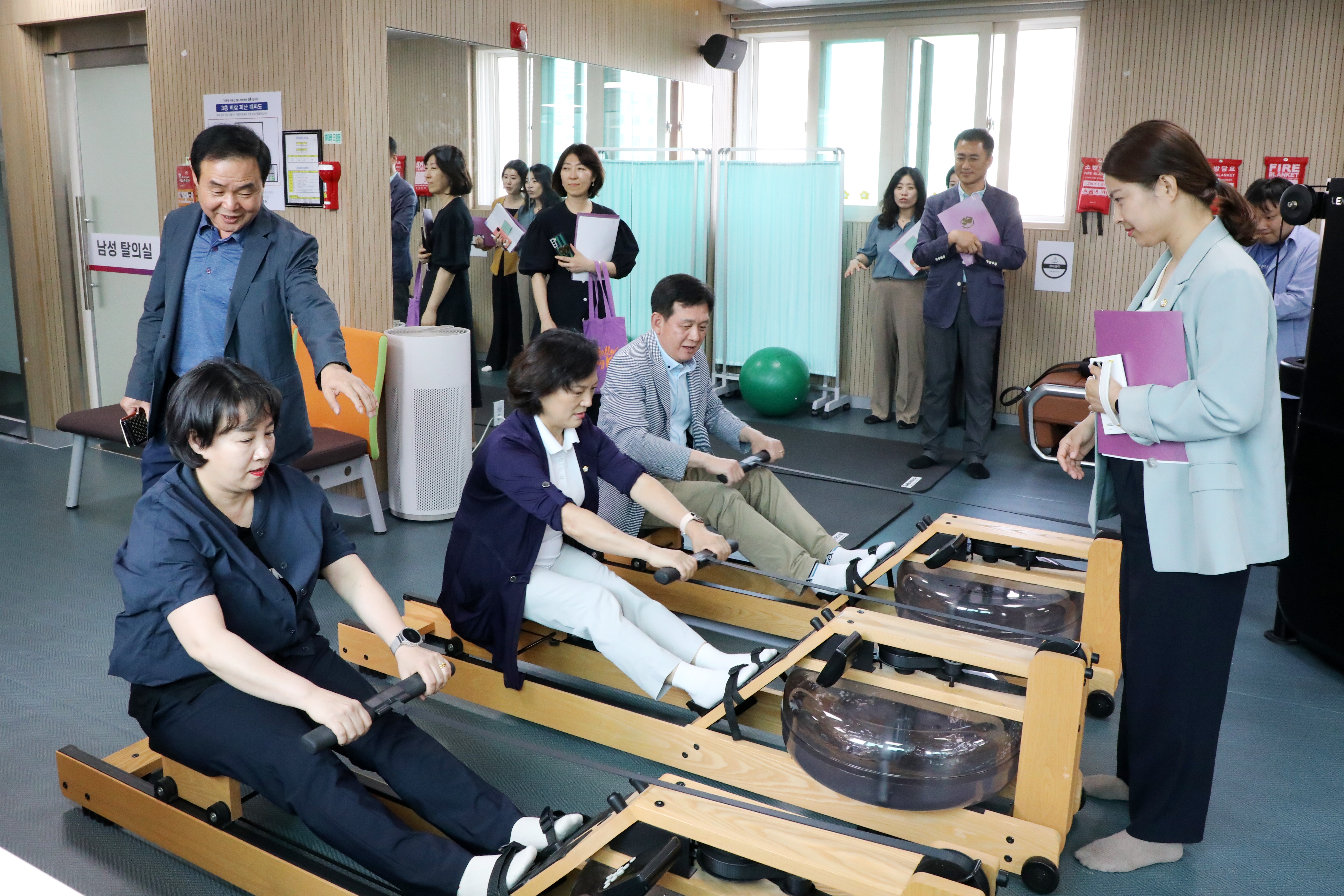 서울 중구의회 복지건설위원회 위원들이 어르신헬스케어센터 기구를 점검하고 있다./사진제공=중구의회
