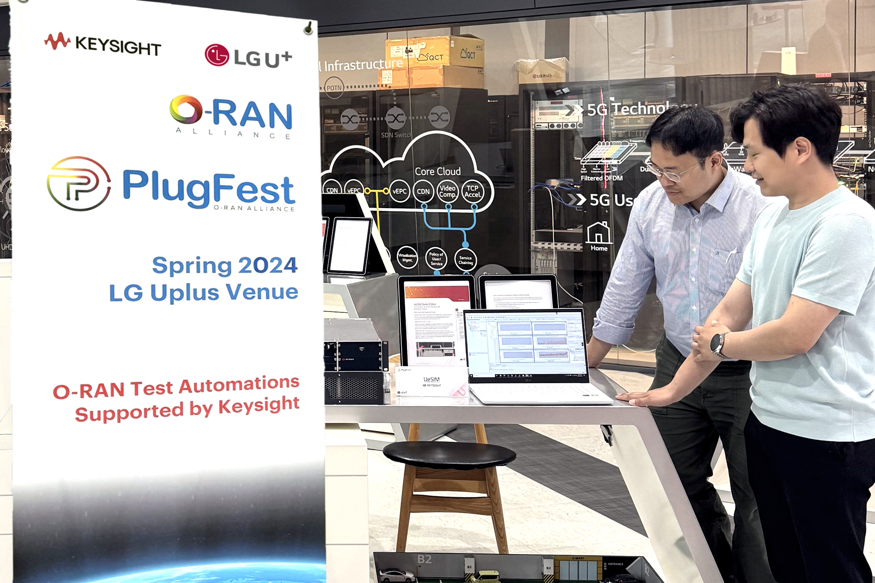 LG유플러스 마곡사옥에서 키사이트 직원들이 오픈랜 시험 자동화 기능을 실증하고 있는 모습. / 사진=LG유플러스