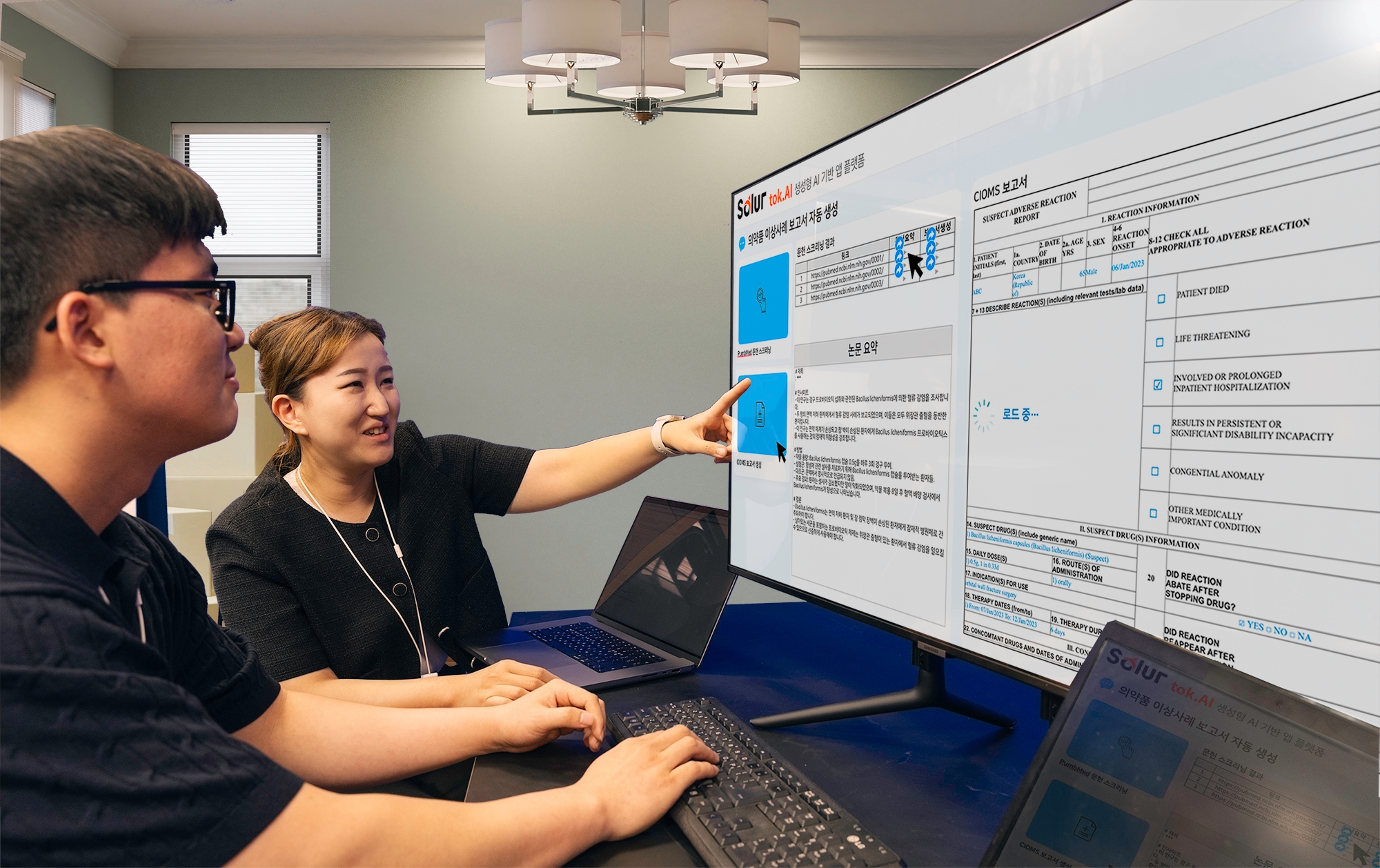 SK C&C 구성원들이 엔터프라이즈 AI 솔루션 '솔루어(Solur)'를 활용한 '생성형 AI 의약품 이상사례 보고서' 데모 버전을 시연하고 있는 모습. / 사진=SK C&C