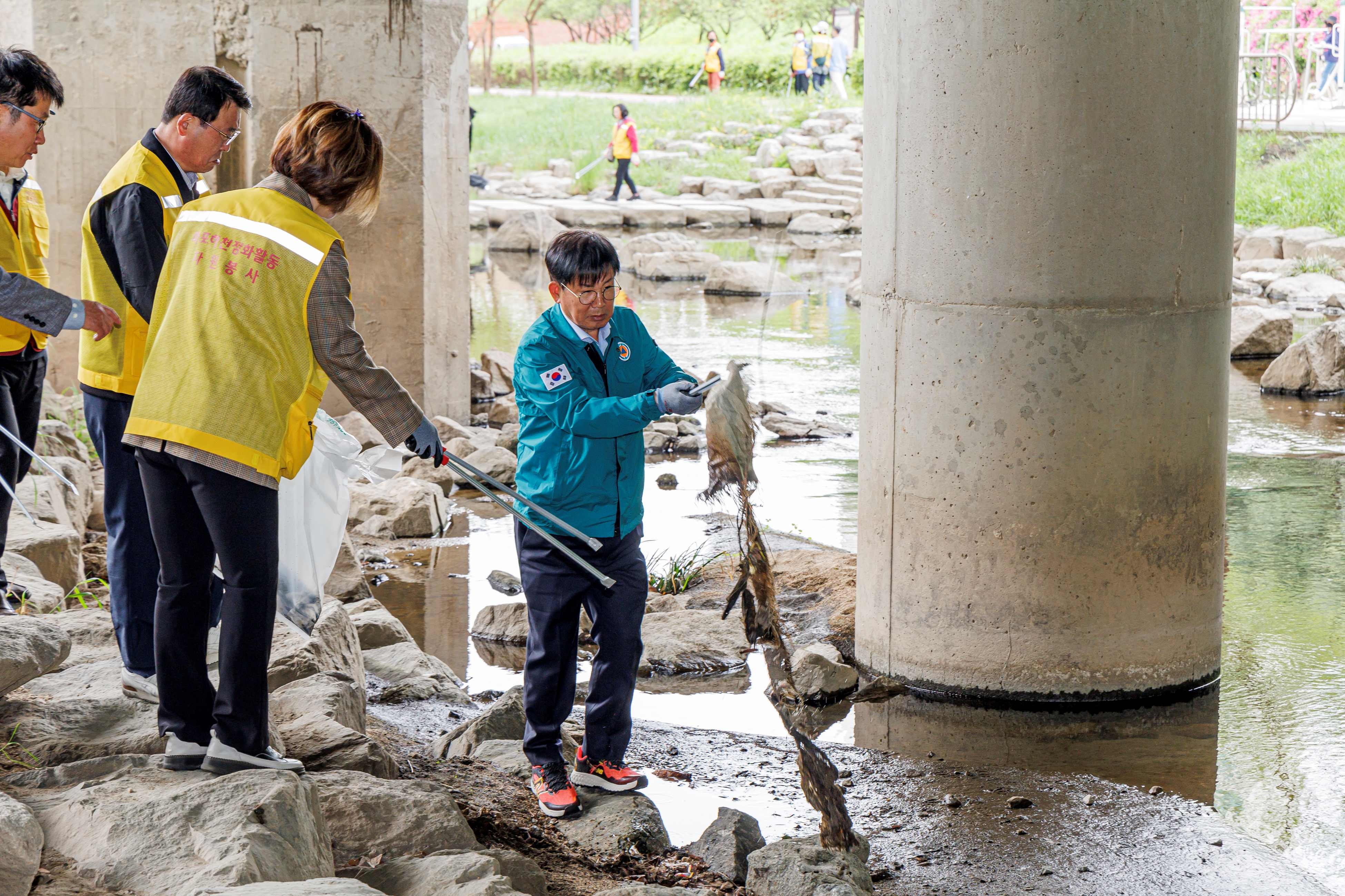 박강수 마포구청장이 자원봉사자와 성산천에서 하천 정화활동을 하는 모습./사진제공=마포구