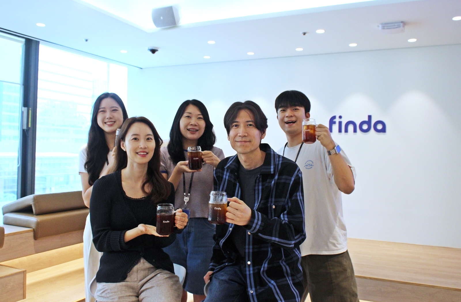 이혜민 핀다 공동대표(왼쪽에서 두 번째)와 박홍민 공동대표(왼쪽에서 네 번째)가 서울 강남구 핀다 오피스에서 직원들과 함께 '바이바이 플라스틱 챌린지'에 참여하고 있다.(2024.06.12.)/사진 제공 = 핀다