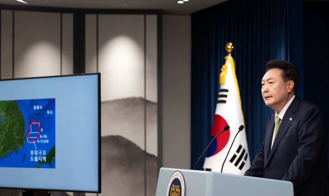 윤석열 대통령이 3일 오전 서울 용산 대통령실 청사에서 열린 국정브리핑에서 동해 석유가스 매장과 관련해 설명하고 있다./ 사진 = 대통령실