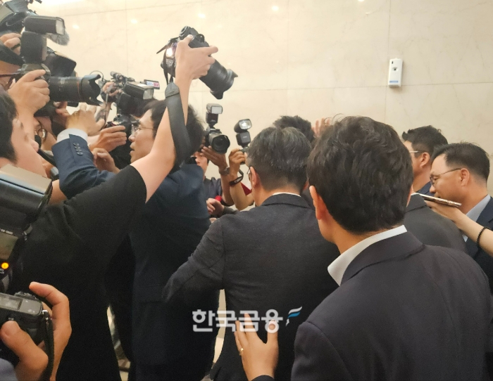 조병규 우리은행장이 19일 오전 서울 중구 은행회관에서 열린 이복현 금융감독원장과 20개 국내은행 은행장 간담회에 참석하는 도중 취재진에게 둘려싸여 있다. (2024.06.19) /사진=신혜주 기자