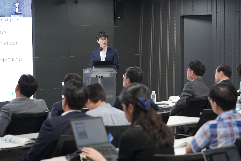 박희우 보험연구원 연구위원이 20일 보험연구원 12층에서 열린 '데이터 활용·거래 현황과 보험회사 과제' 세미나에서 발표를 하고 있다.(2024.06.20.)./사진제공=보험연구원