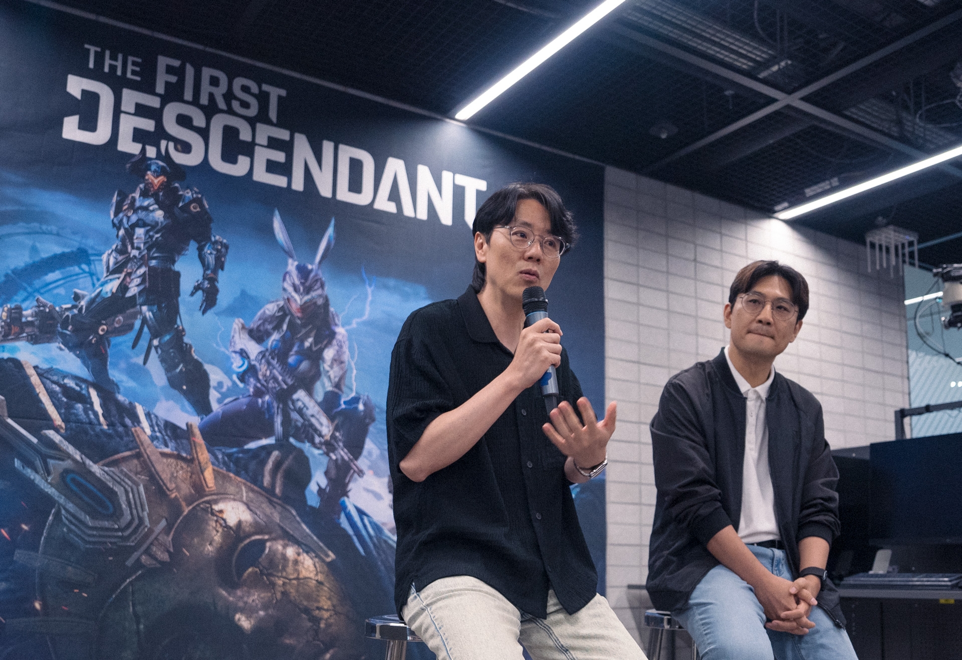 지난 21일 넥슨 본사에서 진행된 퍼스트 디센던트 미디어 간담회에서 발표하고 있는 이범준 PD(좌)와 주민석 디렉터. / 사진=넥슨