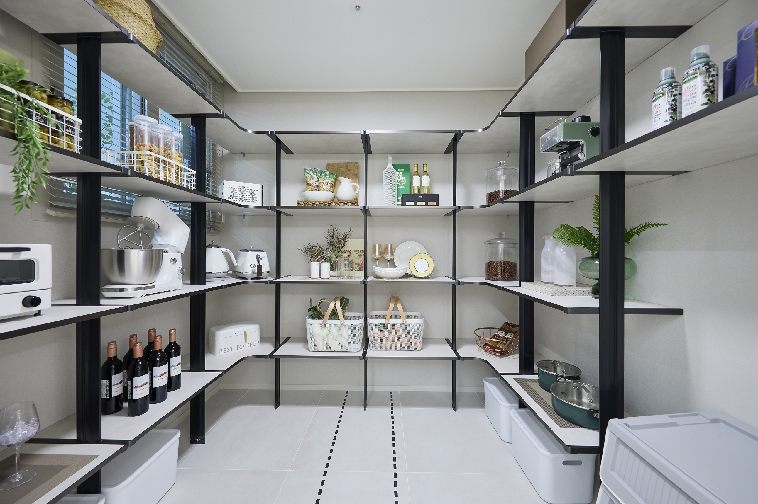 고양 장항 카이브 유보라 내 넉넉한 공간으로 다양한 생필품 보관이 가능한 전용 84㎡ A타입 주방 팬트리 / 사진제공=반도건설