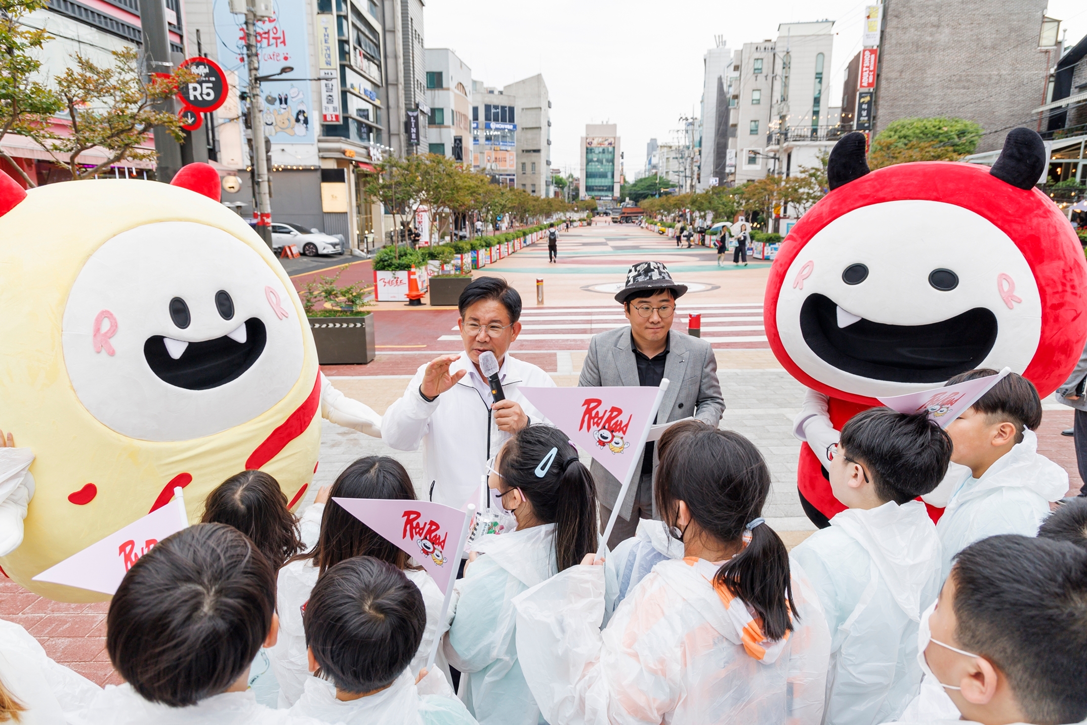 박강수 마포구청장이 레드로드 캐릭터 깨비·깨순과 함께 ‘레드로드-한강 어린이 역사문화프로그램’에 참여해 어린이들에게 인사말을 전하는 모습./사진제공=마포구