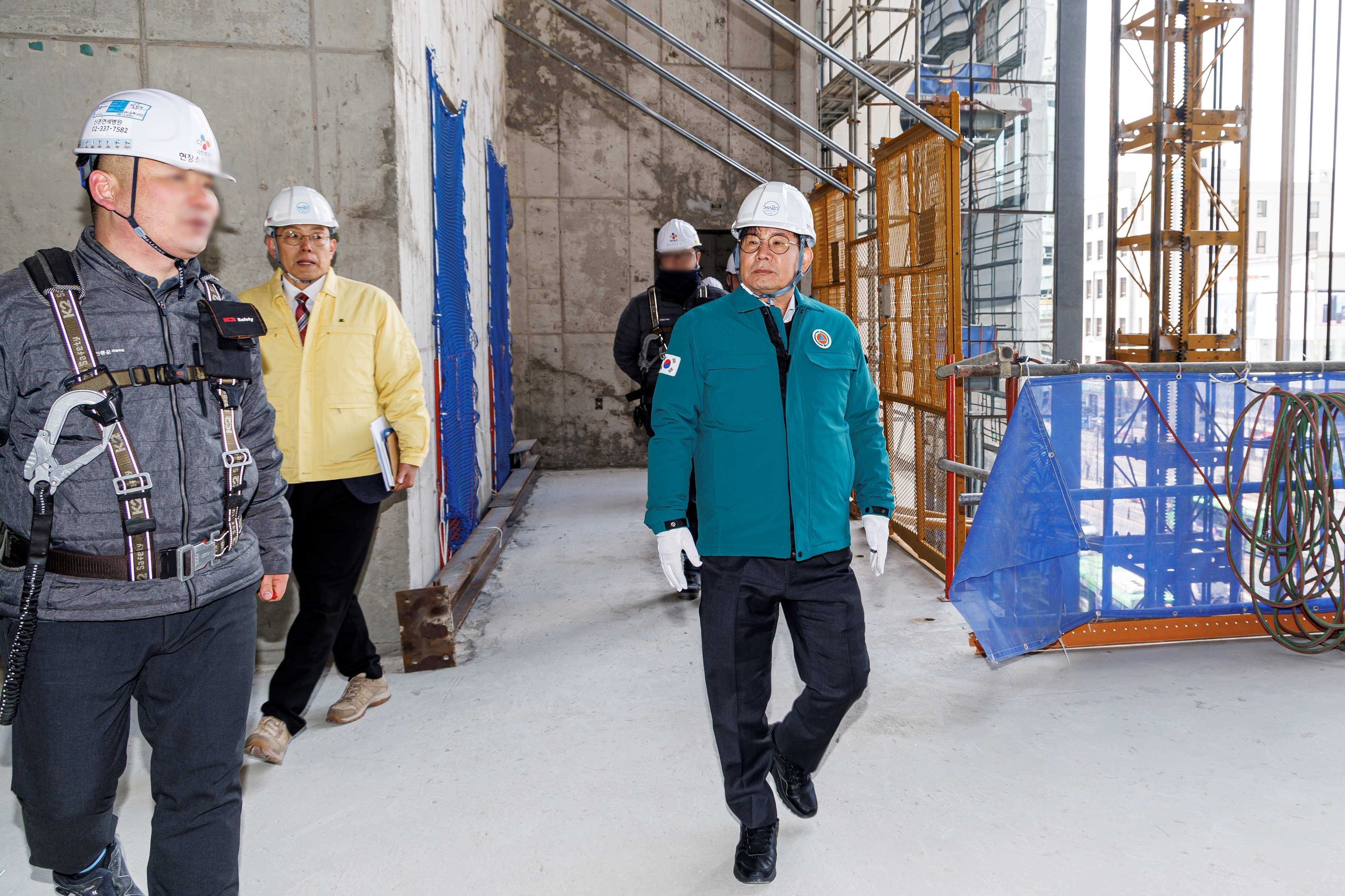박강수 마포구청장이 지역내 대형 건축공사현장을 찾아 안전 점검을 실시했다./사진제공=마포구