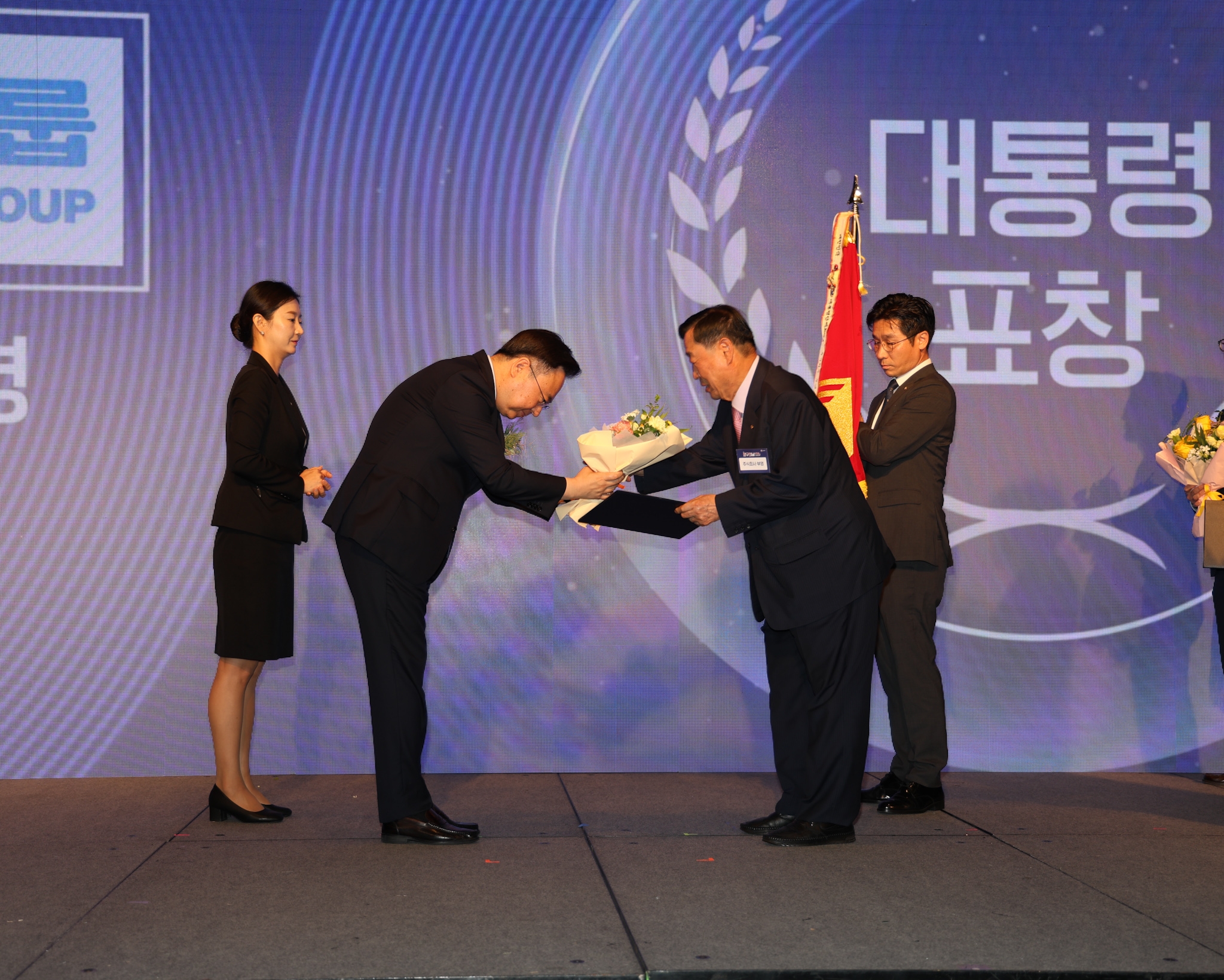 이희범 부영그룹 회장이 조규홍 보건복지부 장관으로부터 저출산 문제해결을 위해 노력한 공로로 대통령 표창을 수상했다./사진제공=부영그룹